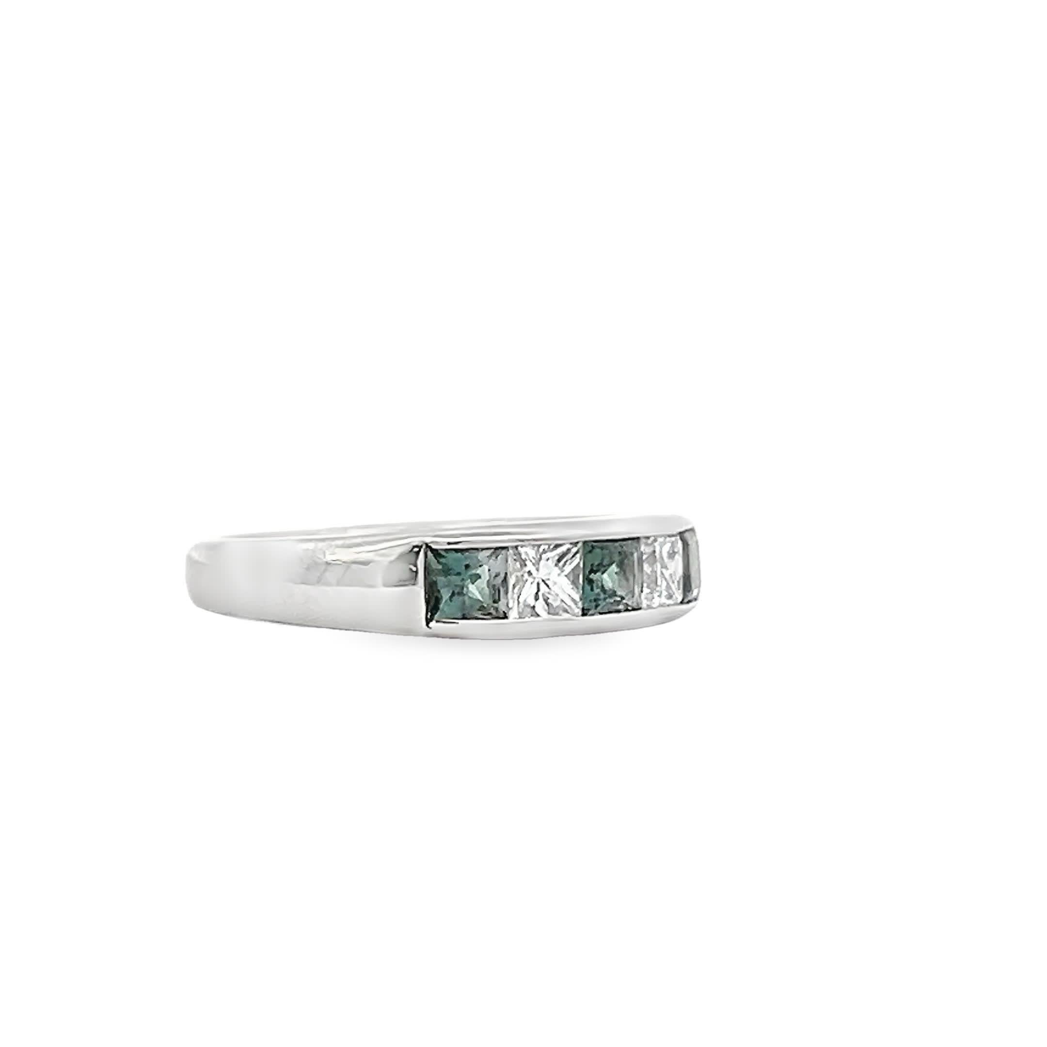 Élégante bague de fiançailles d'inspiration vintage en or 14 carats avec diamants et émeraudes Neuf - En vente à Great Neck Plaza, NY