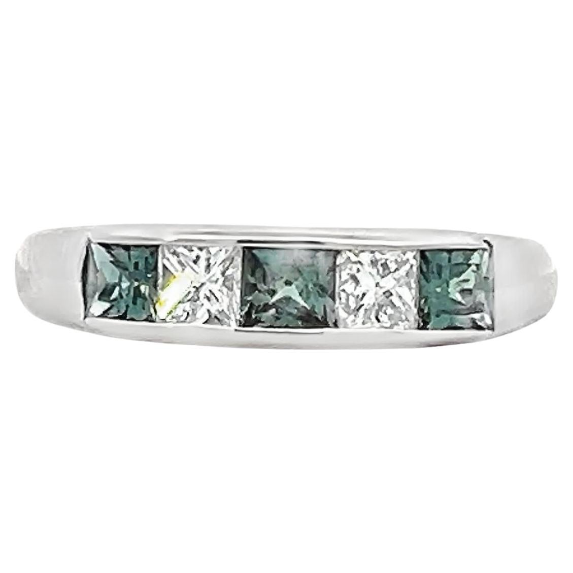 Élégante bague de fiançailles d'inspiration vintage en or 14 carats avec diamants et émeraudes en vente