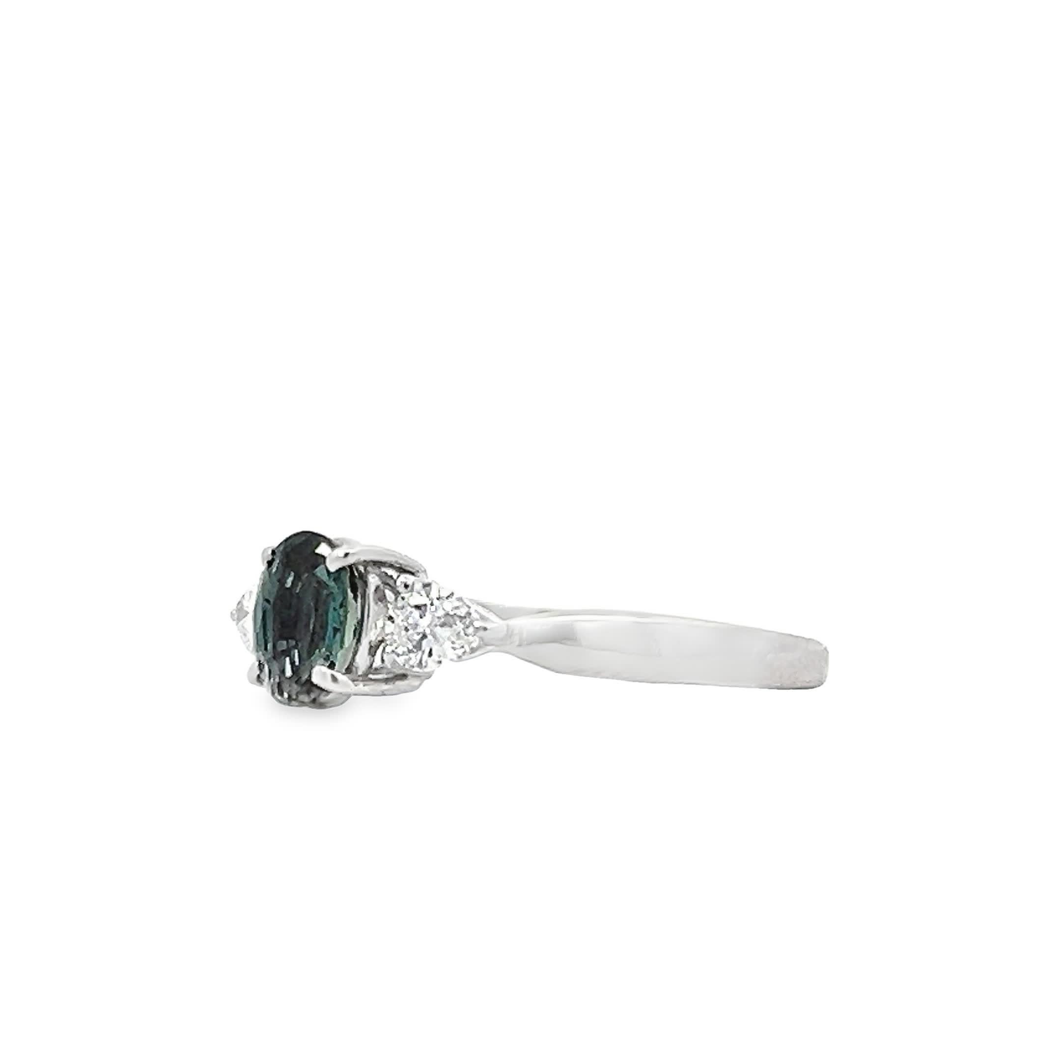 Élégante bague de fiançailles en or 14 carats avec diamants et saphirs - duo de luxe taille radiant Pour femmes en vente