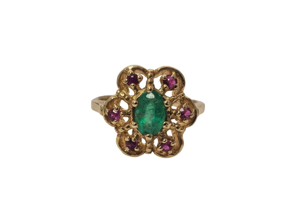 Entdecken Sie die Faszination dieses Rings aus 14-karätigem Gold mit einem fesselnden Smaragd von 0,60 Karat und einem lebhaften Rubin von 0,40 Karat, die zusammen 1 Karat ergeben. Der Ring wiegt 3,6 Gramm und hat eine Größe von US 5,25, wobei die