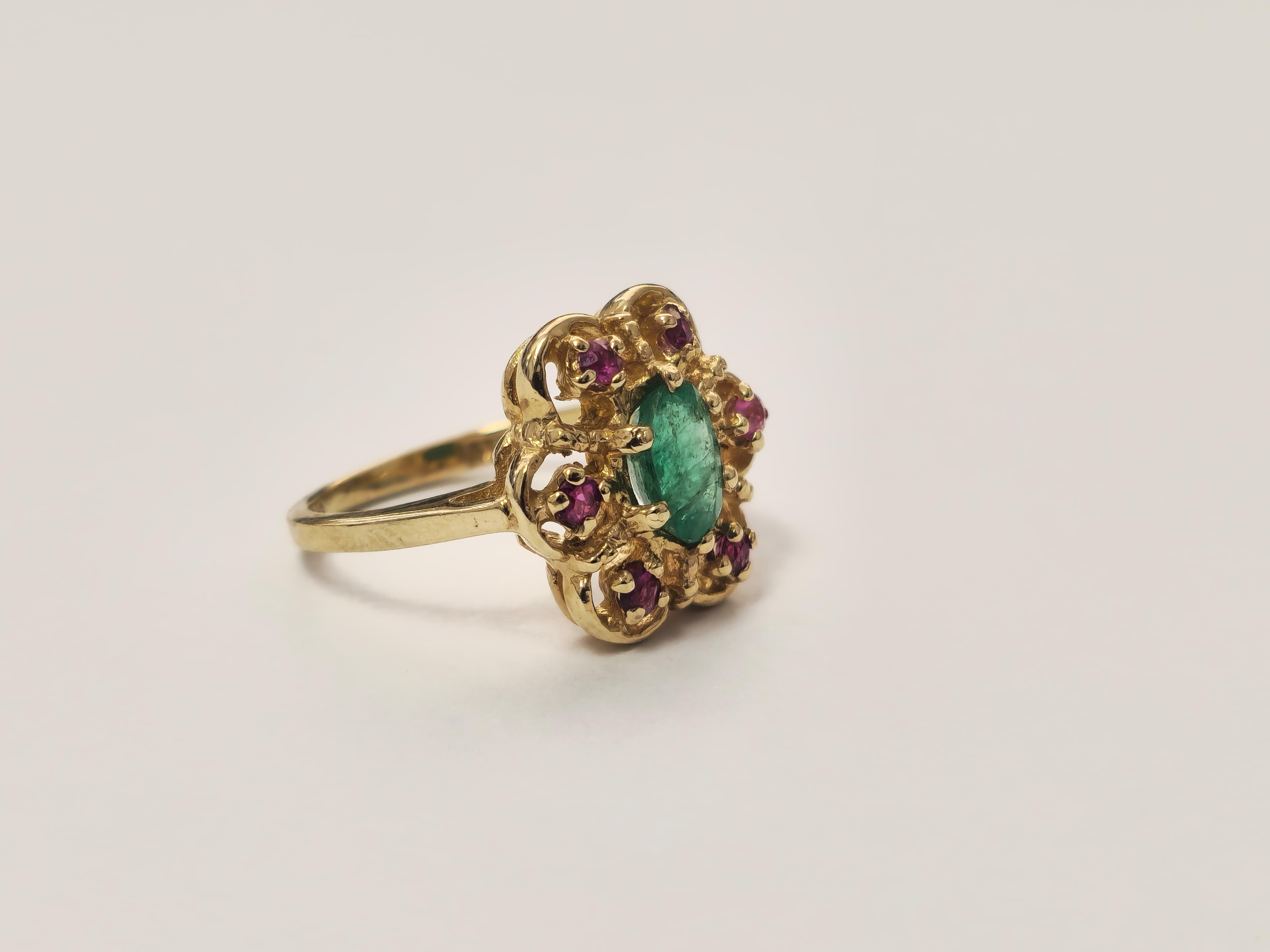 Elegant 14K Gold Ladies Ring with Ruby and Emerald In Excellent Condition For Sale In Miami, FL