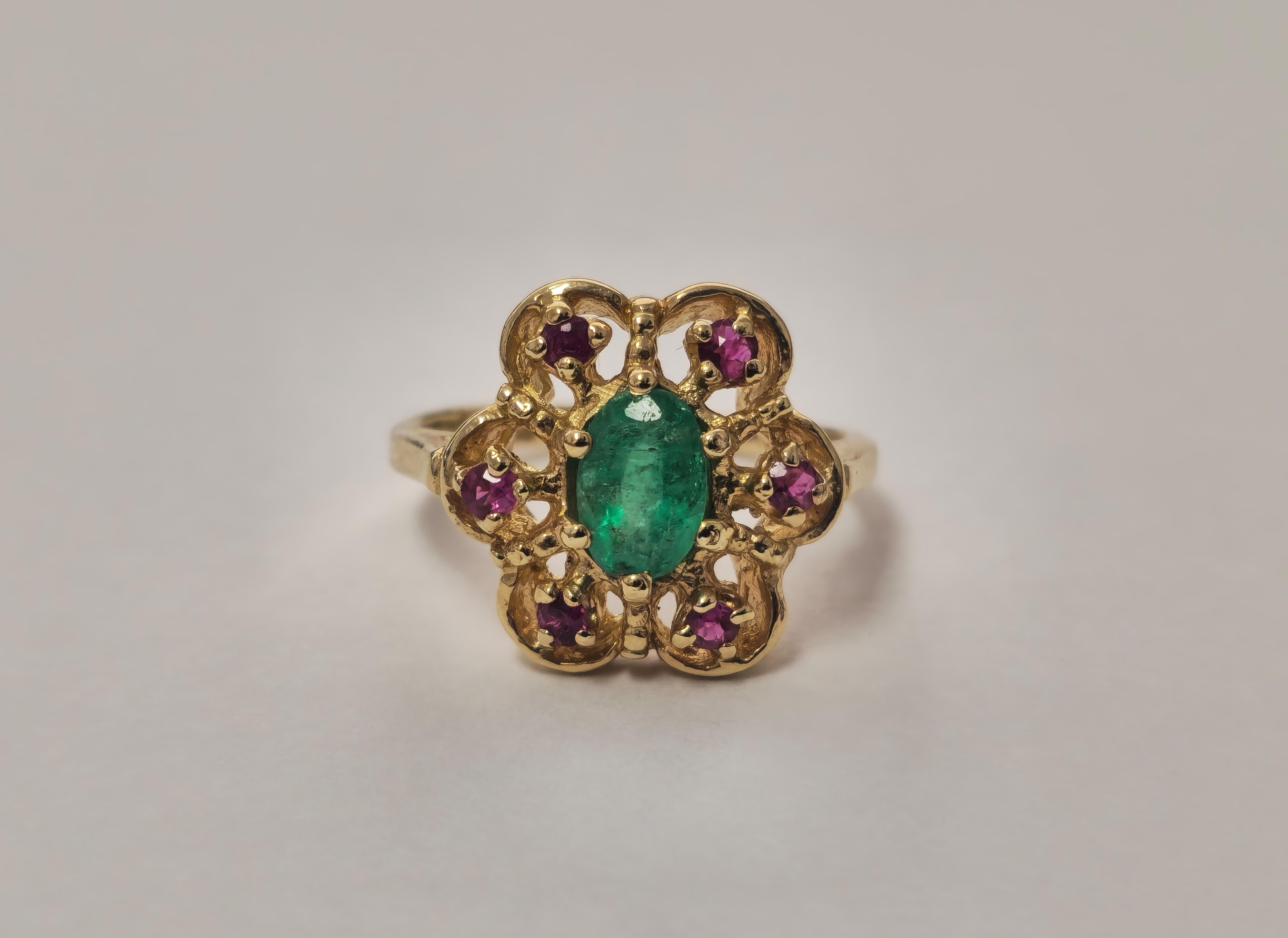 Elegant 14K Gold Ladies Ring with Ruby and Emerald For Sale 2