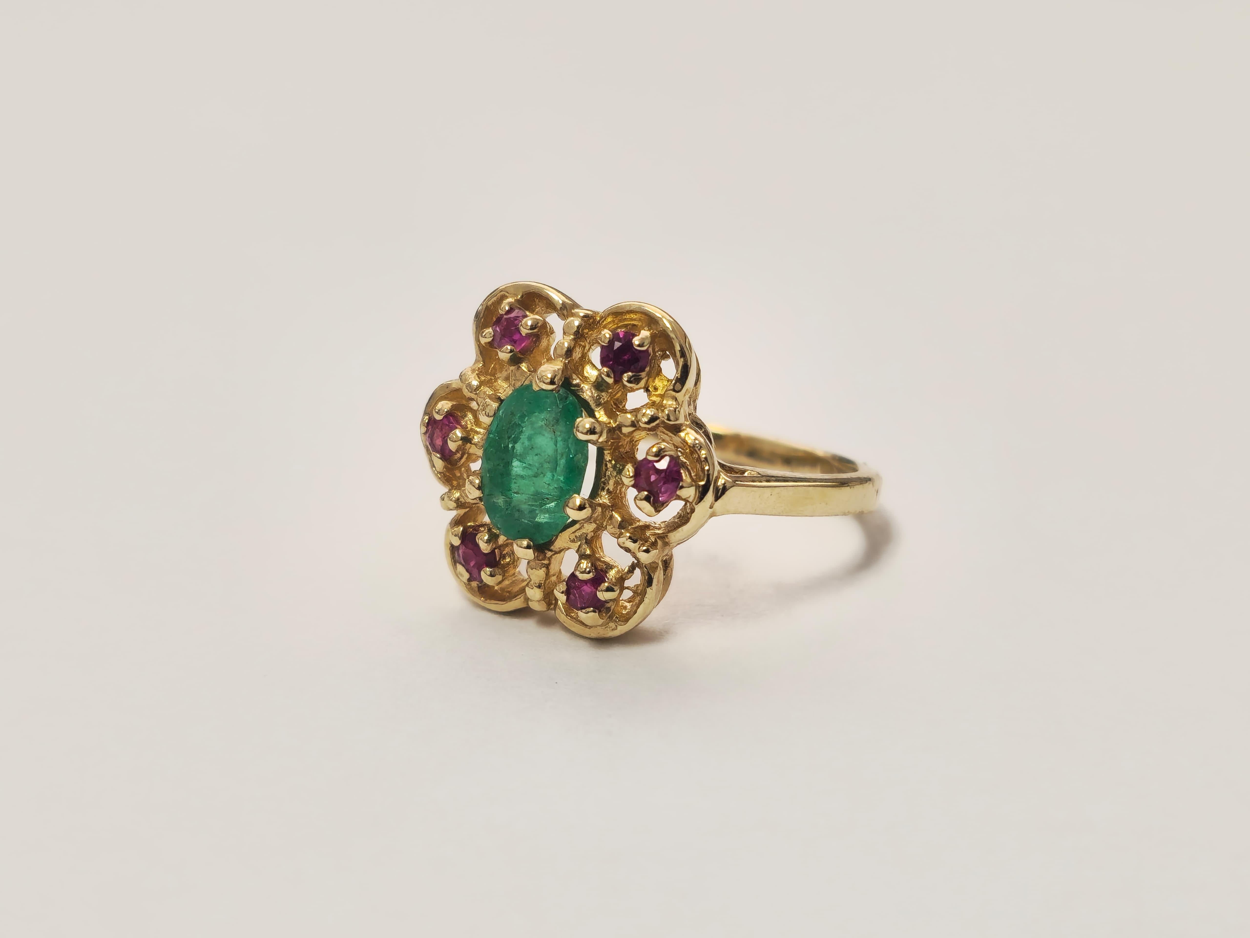 Elegant 14K Gold Ladies Ring with Ruby and Emerald For Sale 3