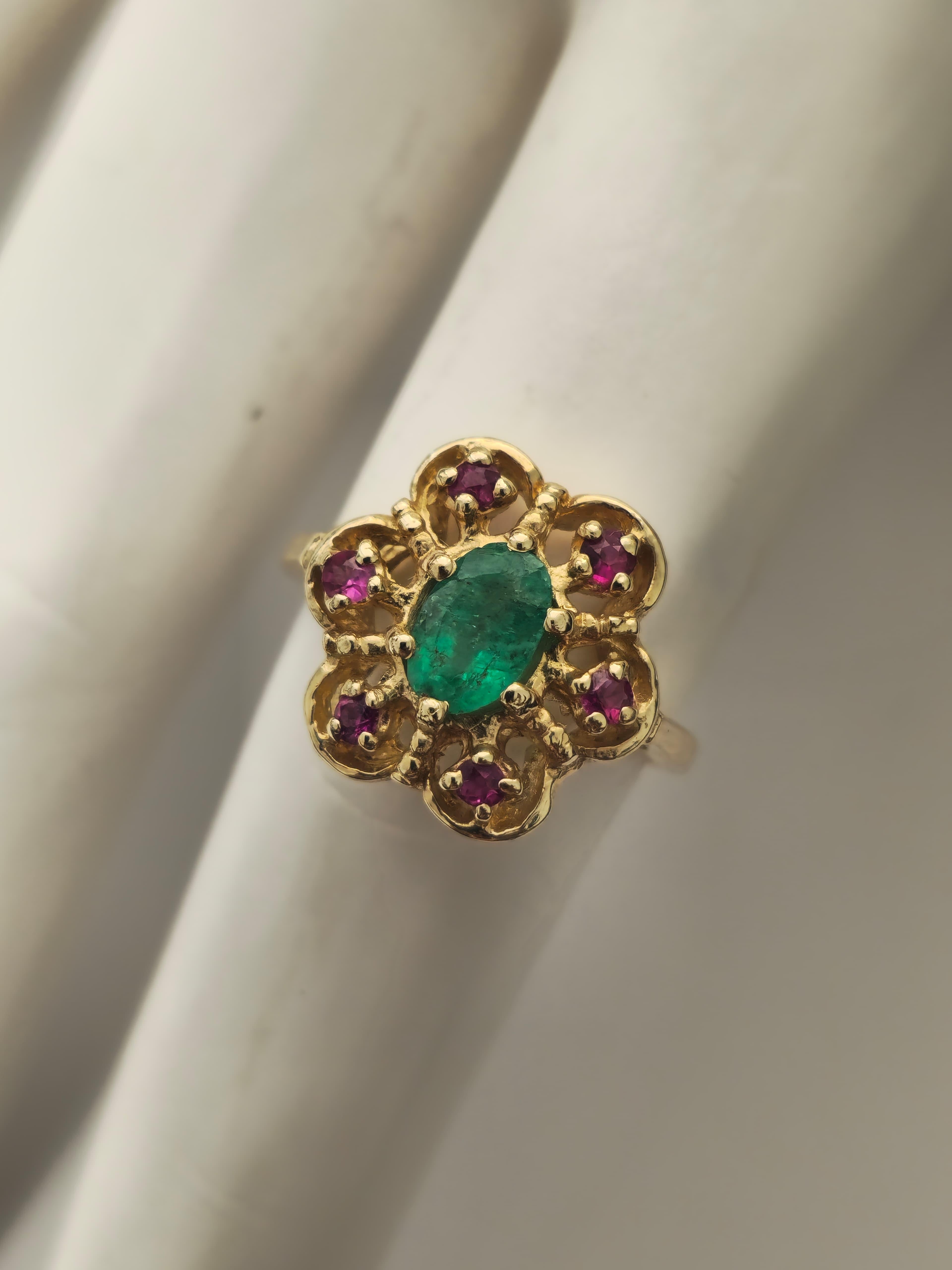 Eleganter Damenring aus 14 Karat Gold mit Rubin und Smaragd im Angebot 4