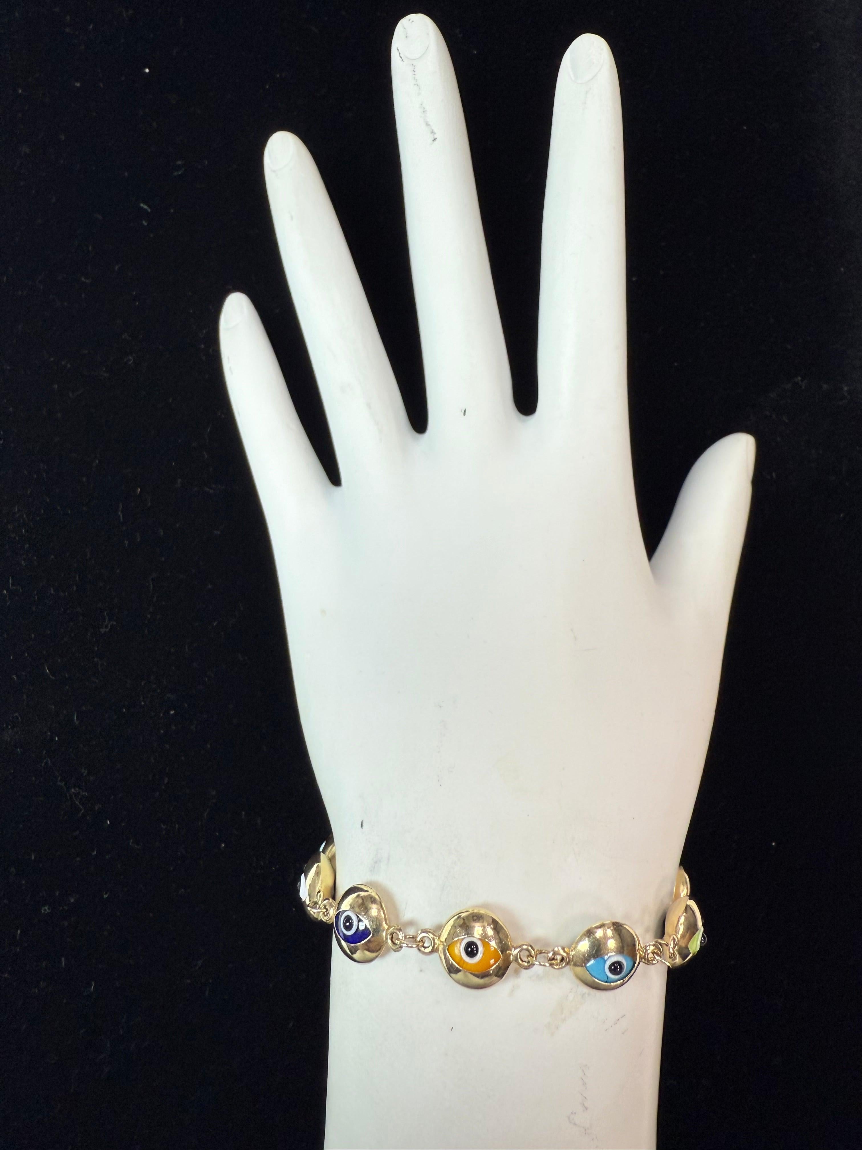 Pulsera de Ojos de la Suerte de Oro Amarillo de 14 K con Acentos Multicolores Vibrantes
Una moderna pulsera de oro amarillo de 14 quilates con el icónico ojo de la suerte, un símbolo apreciado en todas las culturas por alejar la energía negativa y