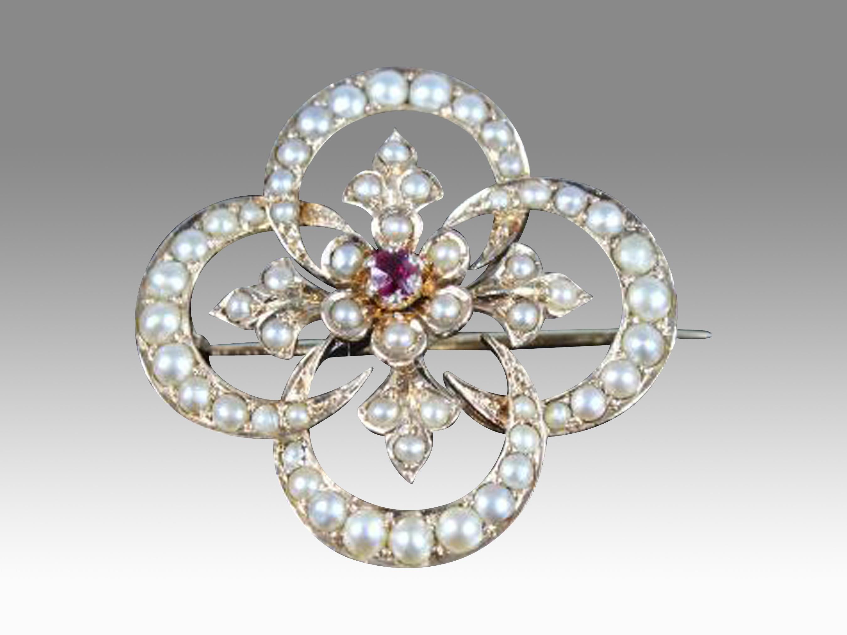 Elegant 14K Gold Ruby and Seed Pearl Crescent Floral Brooch with Fleur-de-Lis In In Excellent Condition For Sale In London, GB