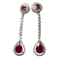 Elegantes pendientes lineales colgantes de oro de 14K con rubíes y diamantes