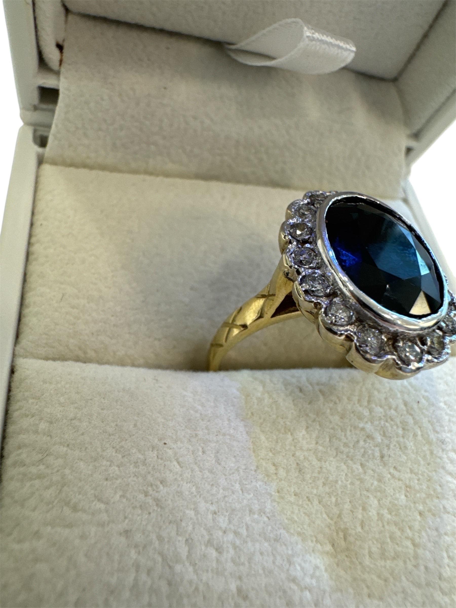 
Un pezzo lussuoso e senza tempo, questo anello in oro 14K ha al centro uno splendido zaffiro ovale blu intenso da 7,25 carati, circondato da un'aureola di scintillanti diamanti a taglio rotondo per un totale di 1,35 carati. L'elegante combinazione