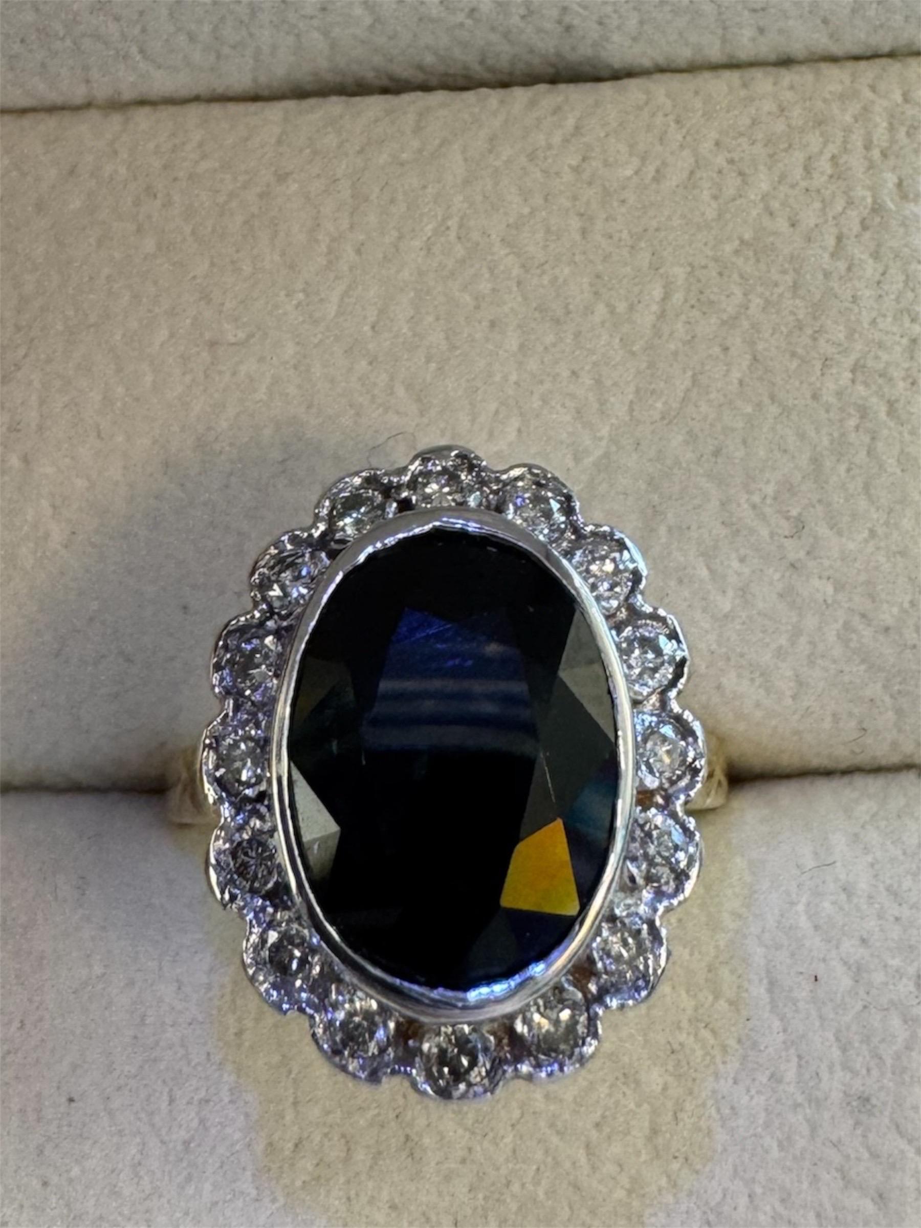 Taglio ovale Eleganza dell'anello aureola con zaffiro e diamante in oro 14K in vendita