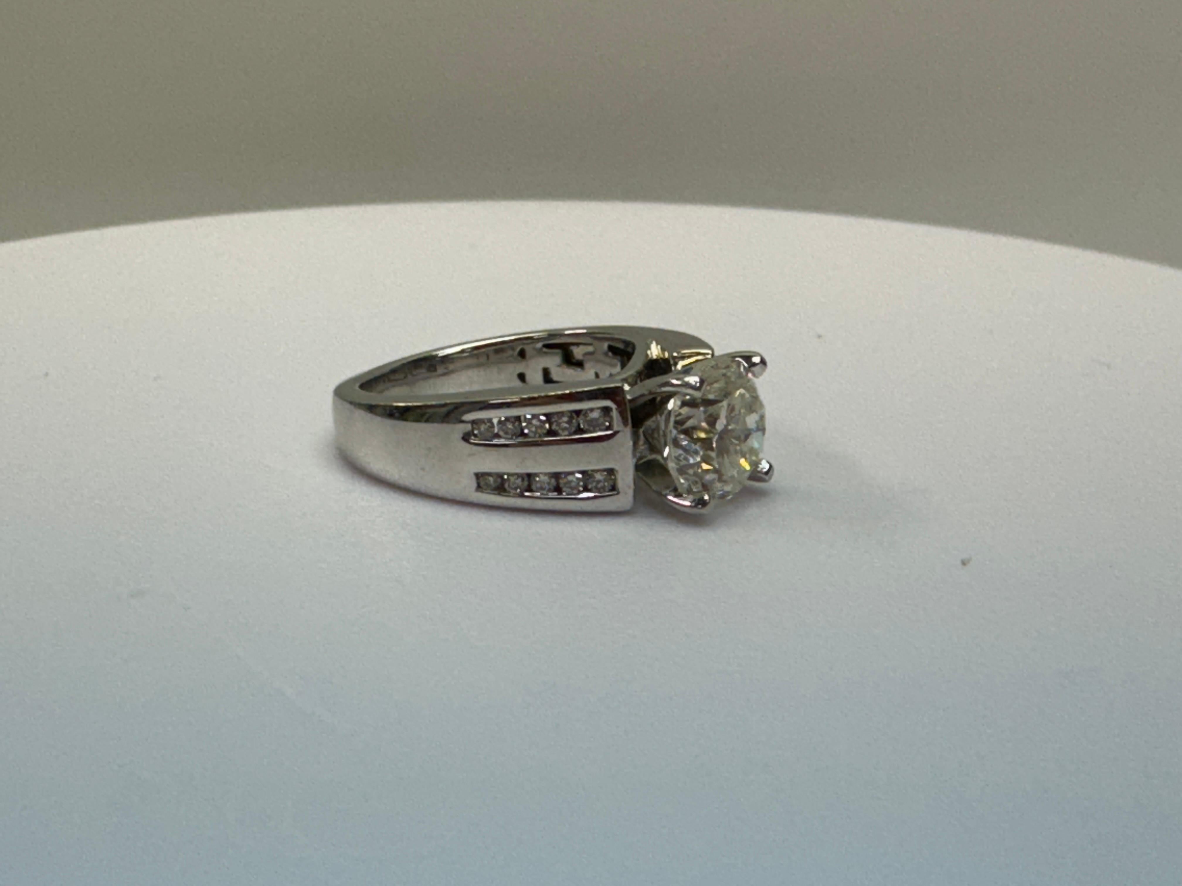 Modern Elegant 14k Gold Wedding Ring For Sale