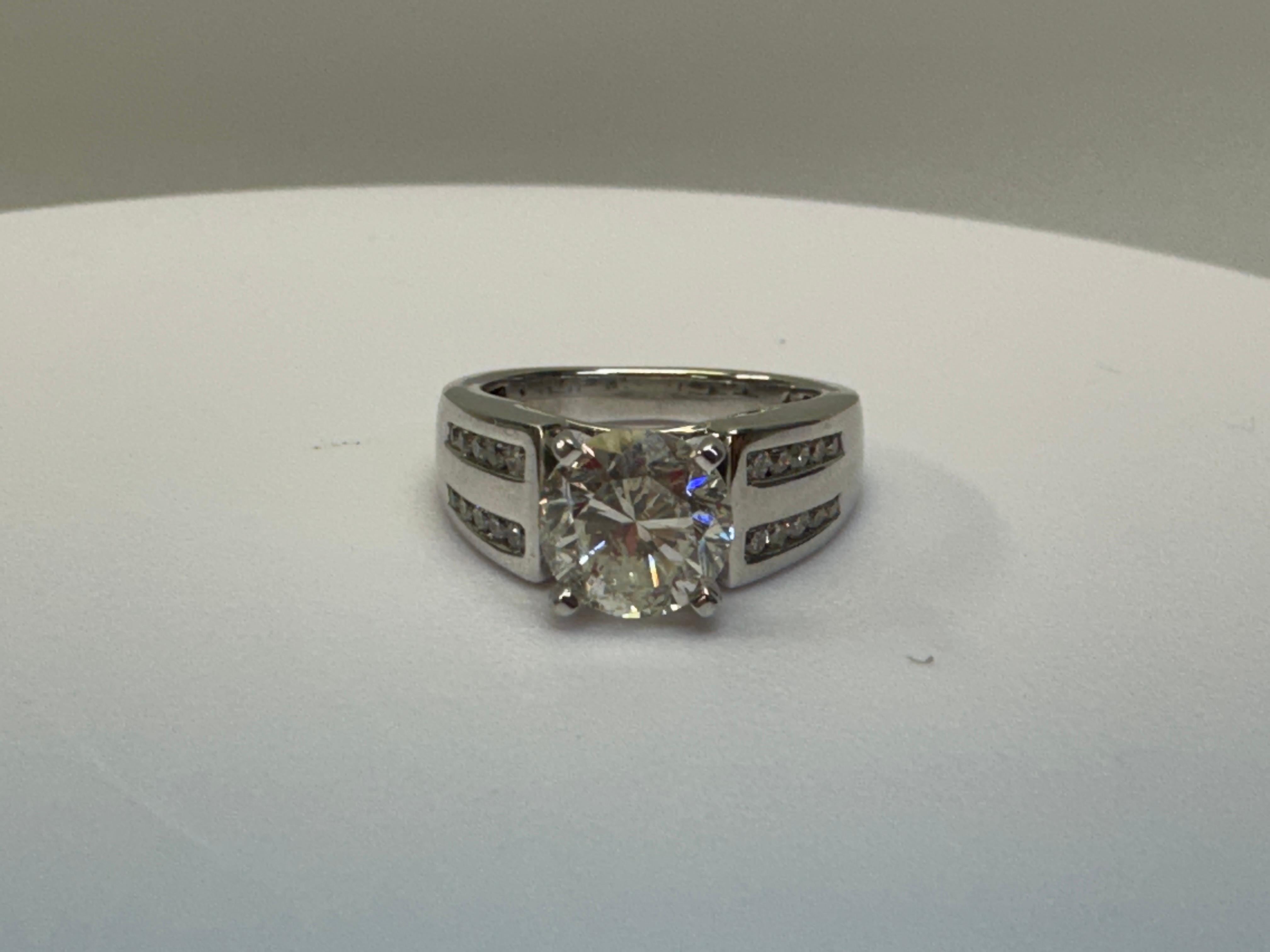 Round Cut Elegant 14k Gold Wedding Ring For Sale