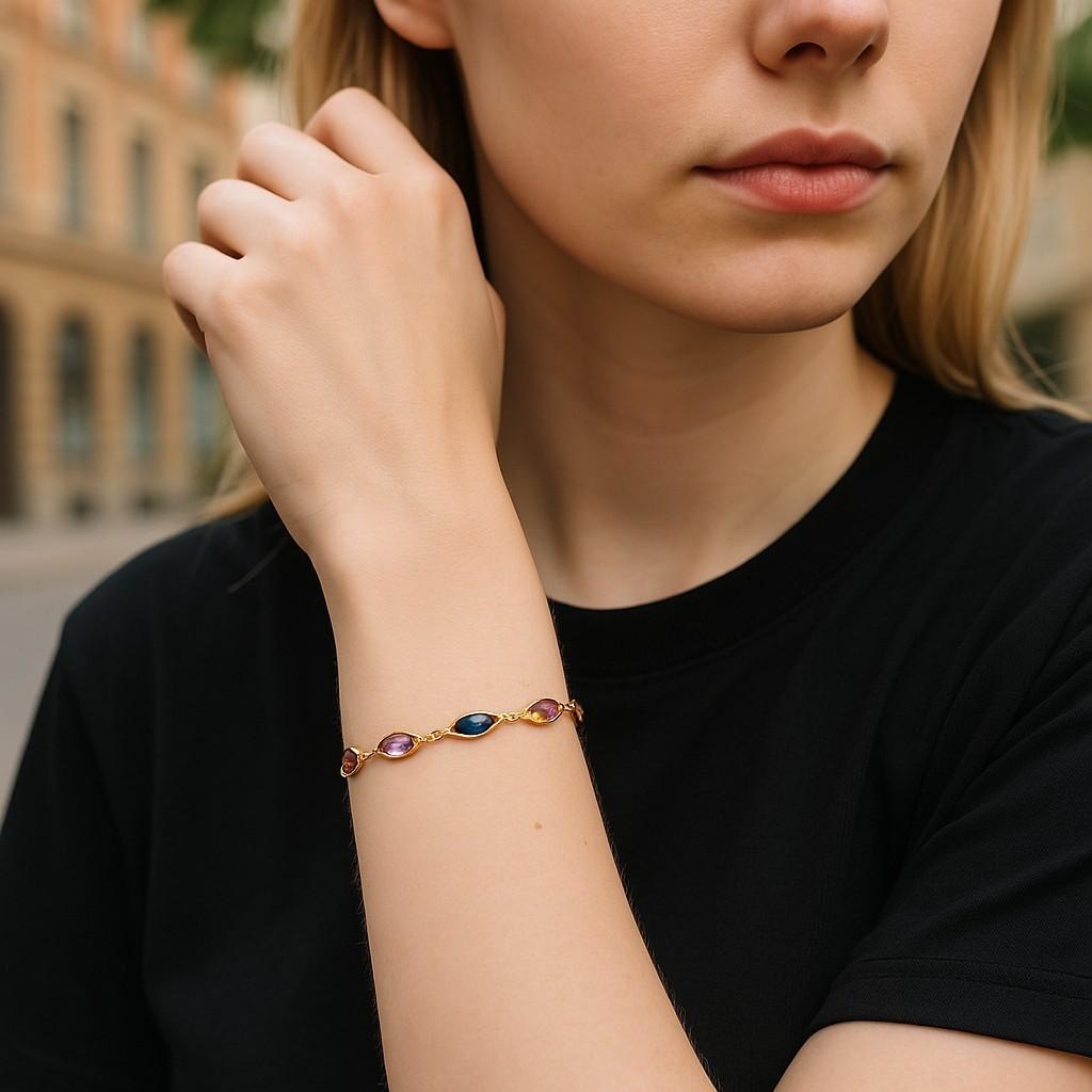 Añade un toque de color y sofisticación a tu colección de joyas con esta exquisita pulsera de piedras preciosas multicolor de oro amarillo italiano de 14 quilates. Esta delicada pieza, que mide aproximadamente 15 cm de largo y pesa unos 2,33 gramos,