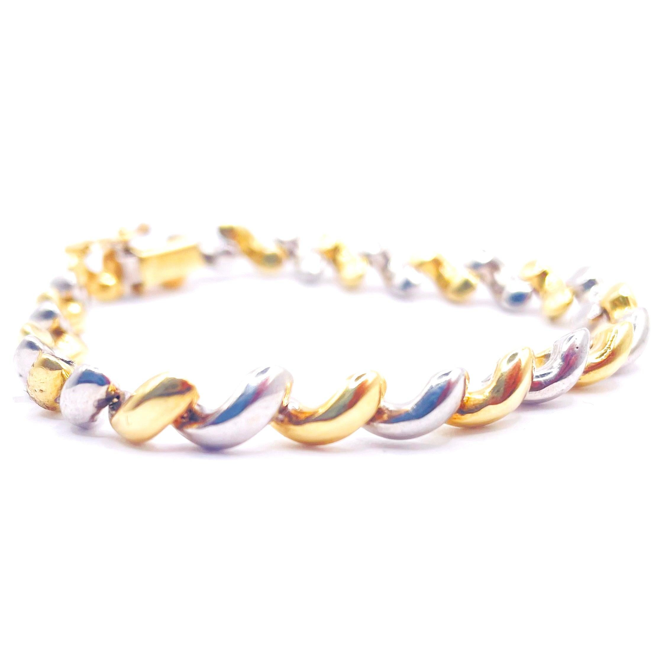 Werten Sie Ihre Schmucksammlung mit diesem eleganten Armband auf,
Sie wiegt 11,4 Gramm und ist aus 14-karätigem Gold gefertigt. 
Dieses aus hochwertigem Gold gefertigte Armband weist folgende Merkmale auf 
ein einzigartiges zweifarbiges Design, das