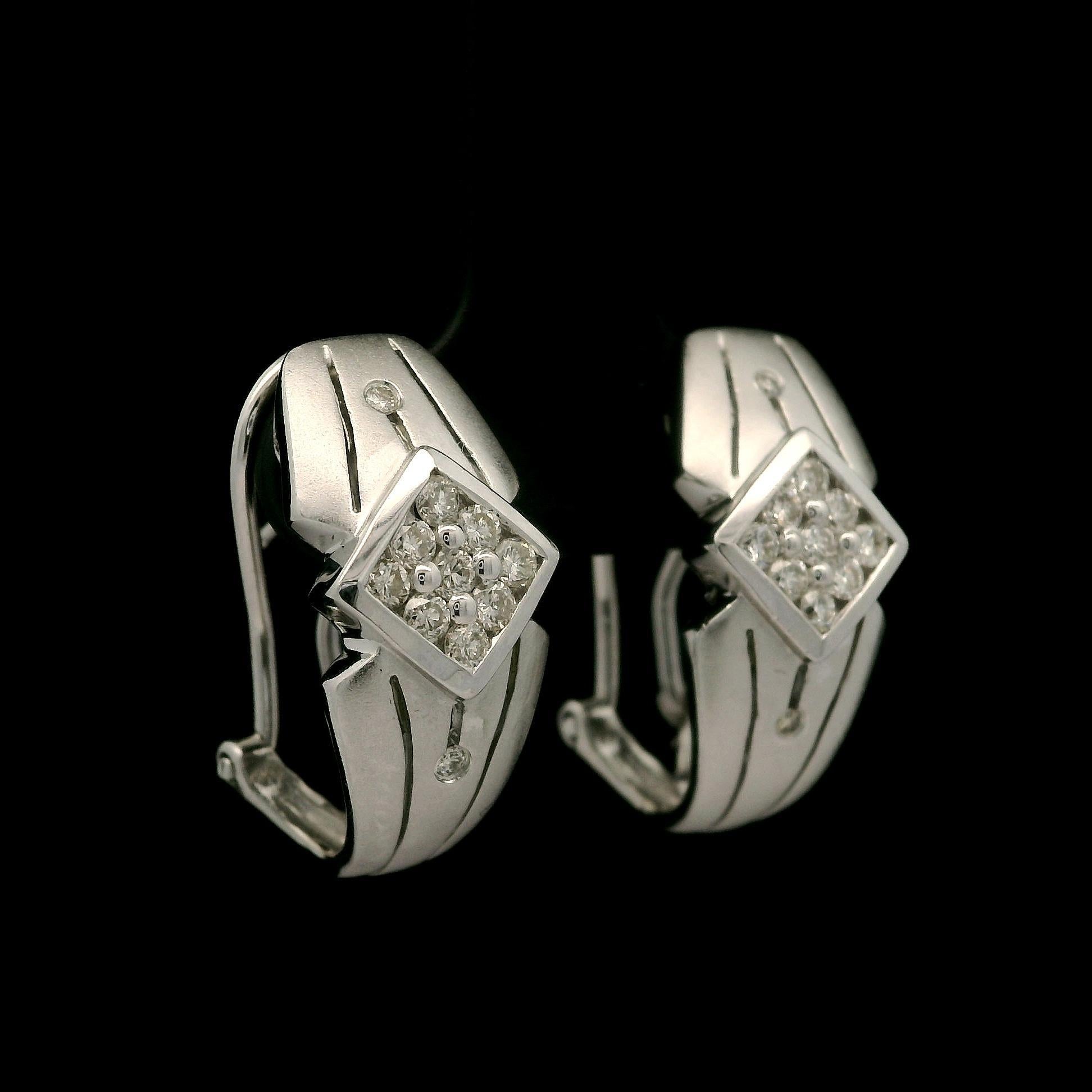 Elegantes Pendientes Puño Rombo Geométrico de Oro Blanco de 14k y Diamantes de 0,30 ctw en venta 7