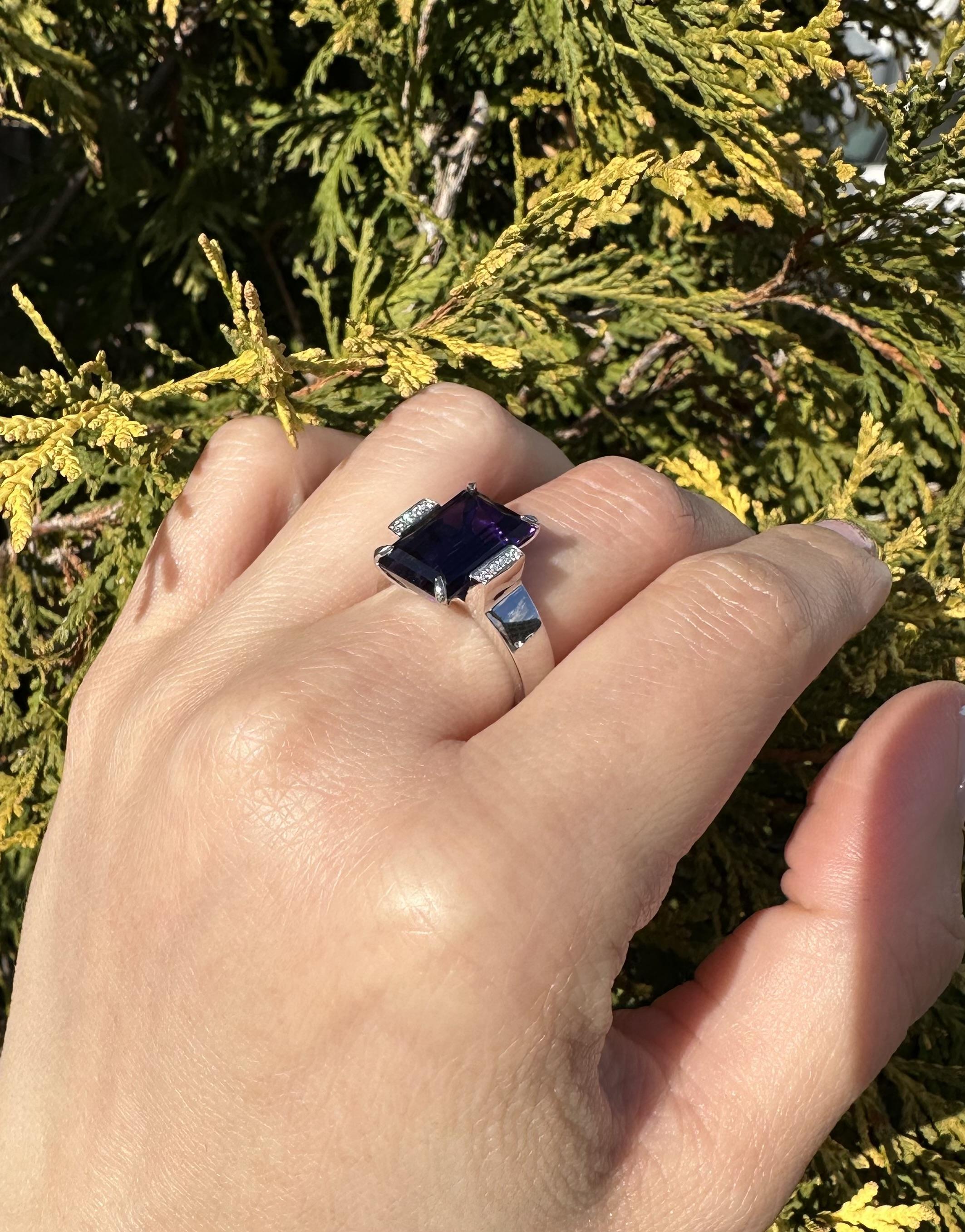 Elegant 14k White Gold 5.68ct Rectangular Step Cut Amethyst Diamond Sides Ring In Excellent Condition For Sale In Montclair, NJ
