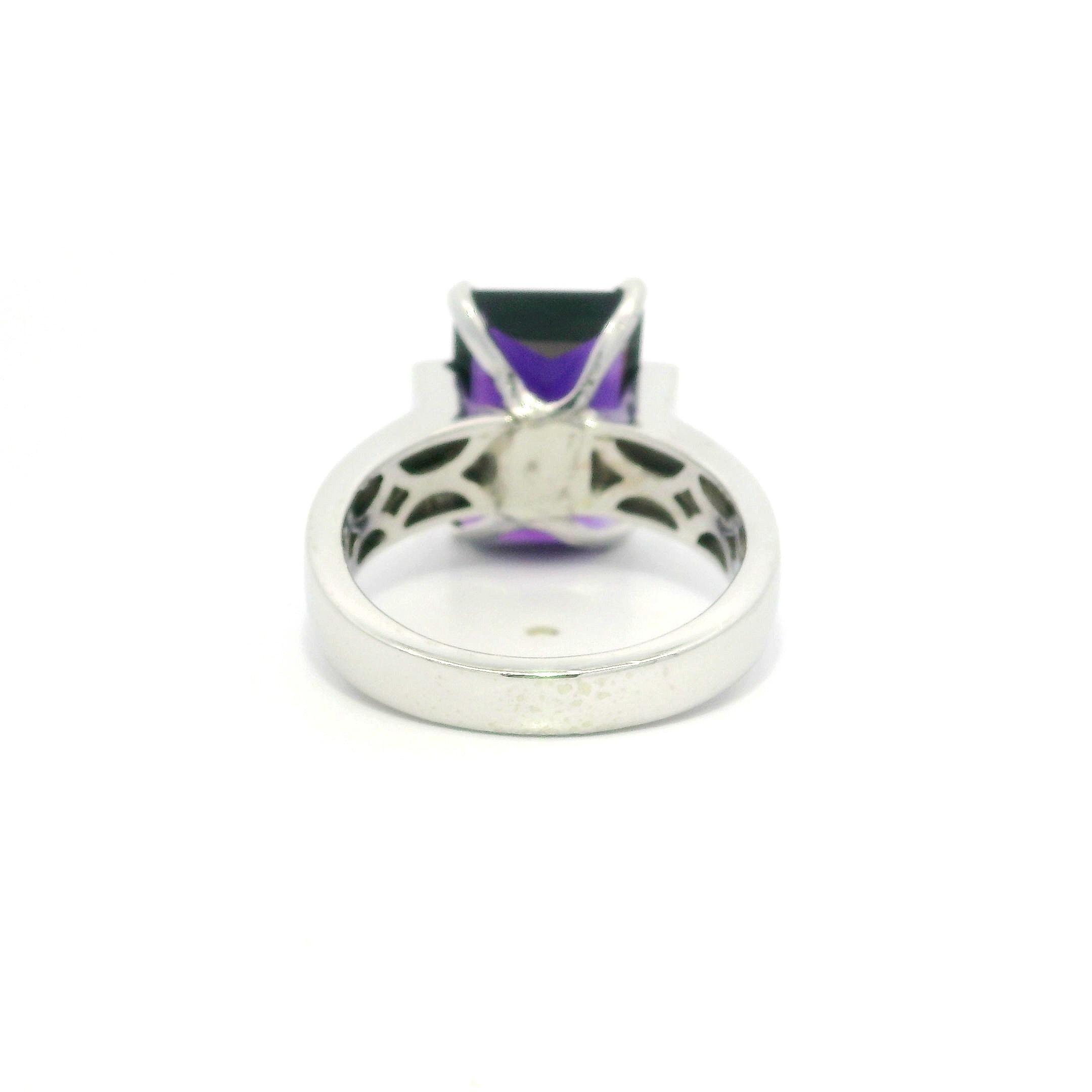 Elegante Anillo de Oro Blanco de 14k con Diamantes Rectangulares de Corte Escalonado de 5,68 cts. en venta 4