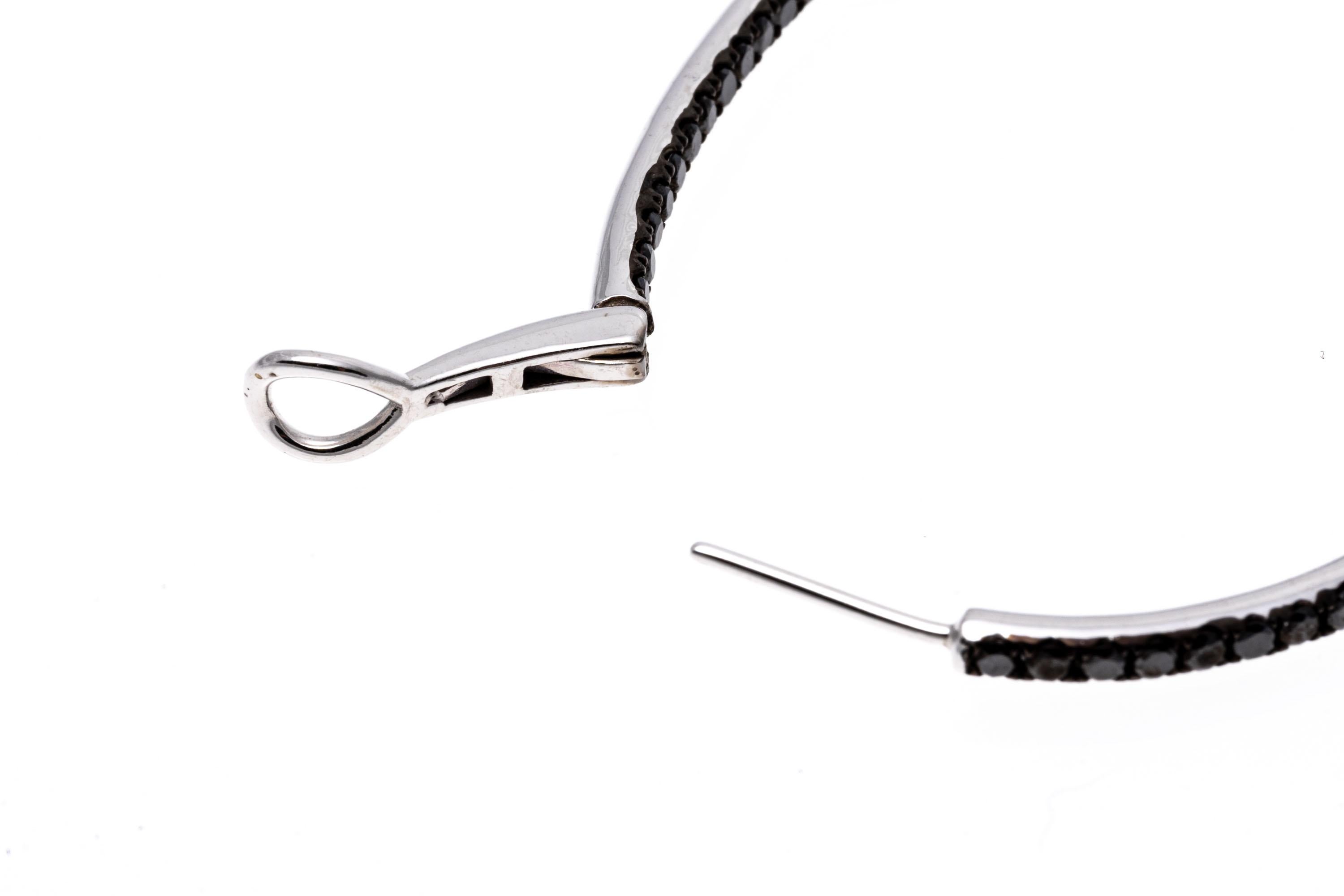 Taglio rotondo Eleganti orecchini a cerchio allungato in oro bianco 14K e diamanti neri in vendita