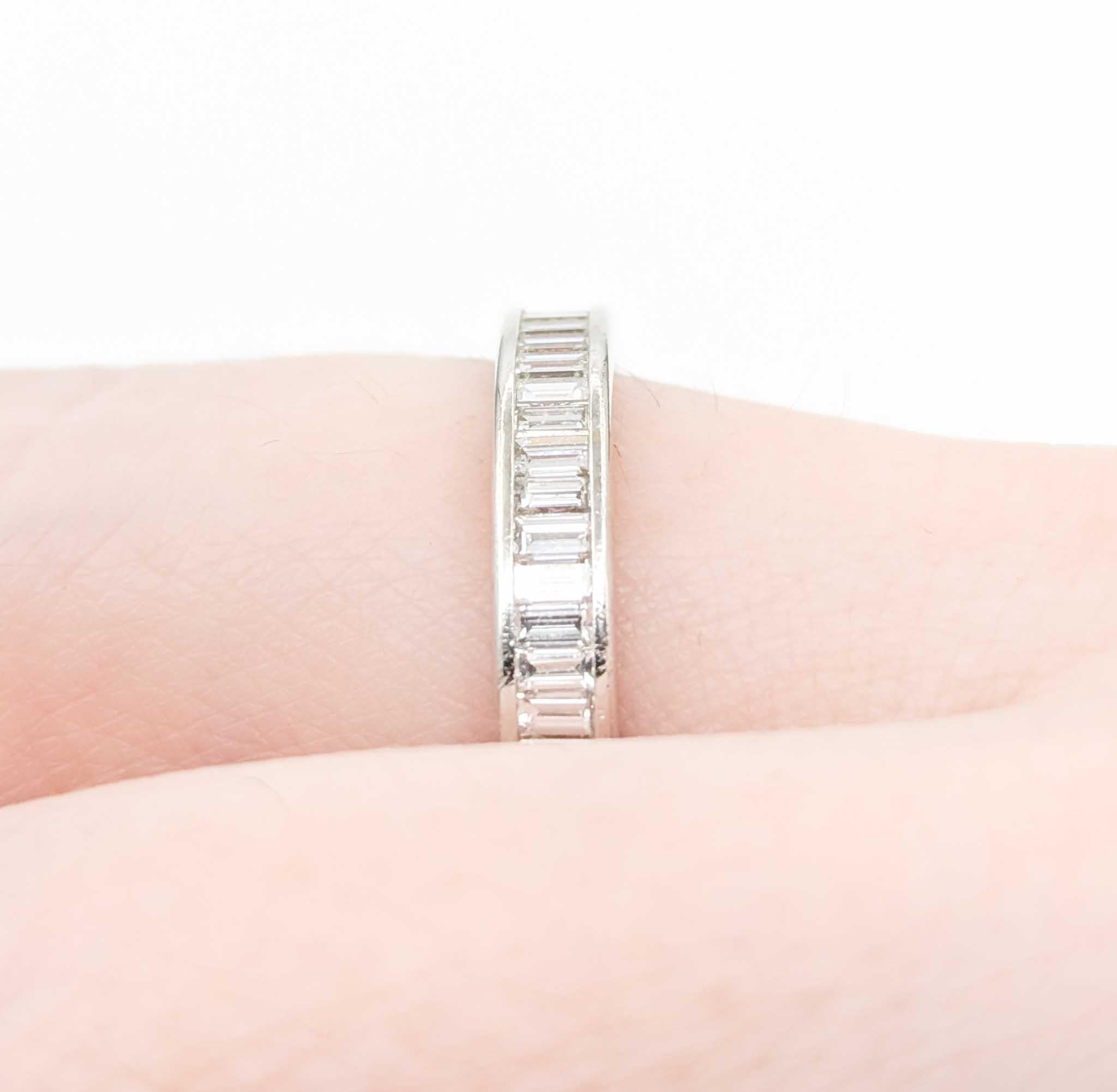 Eleganter 14k Weißgold Brautmode Ewigkeitsring im Angebot 4