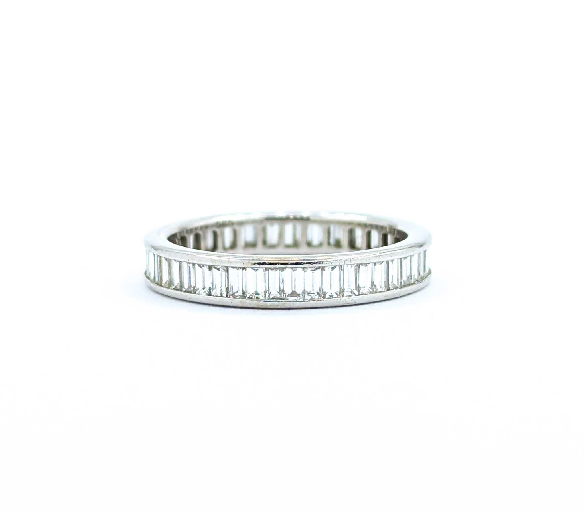 Eleganter 14k Weißgold Brautmode Ewigkeitsring (Zeitgenössisch) im Angebot