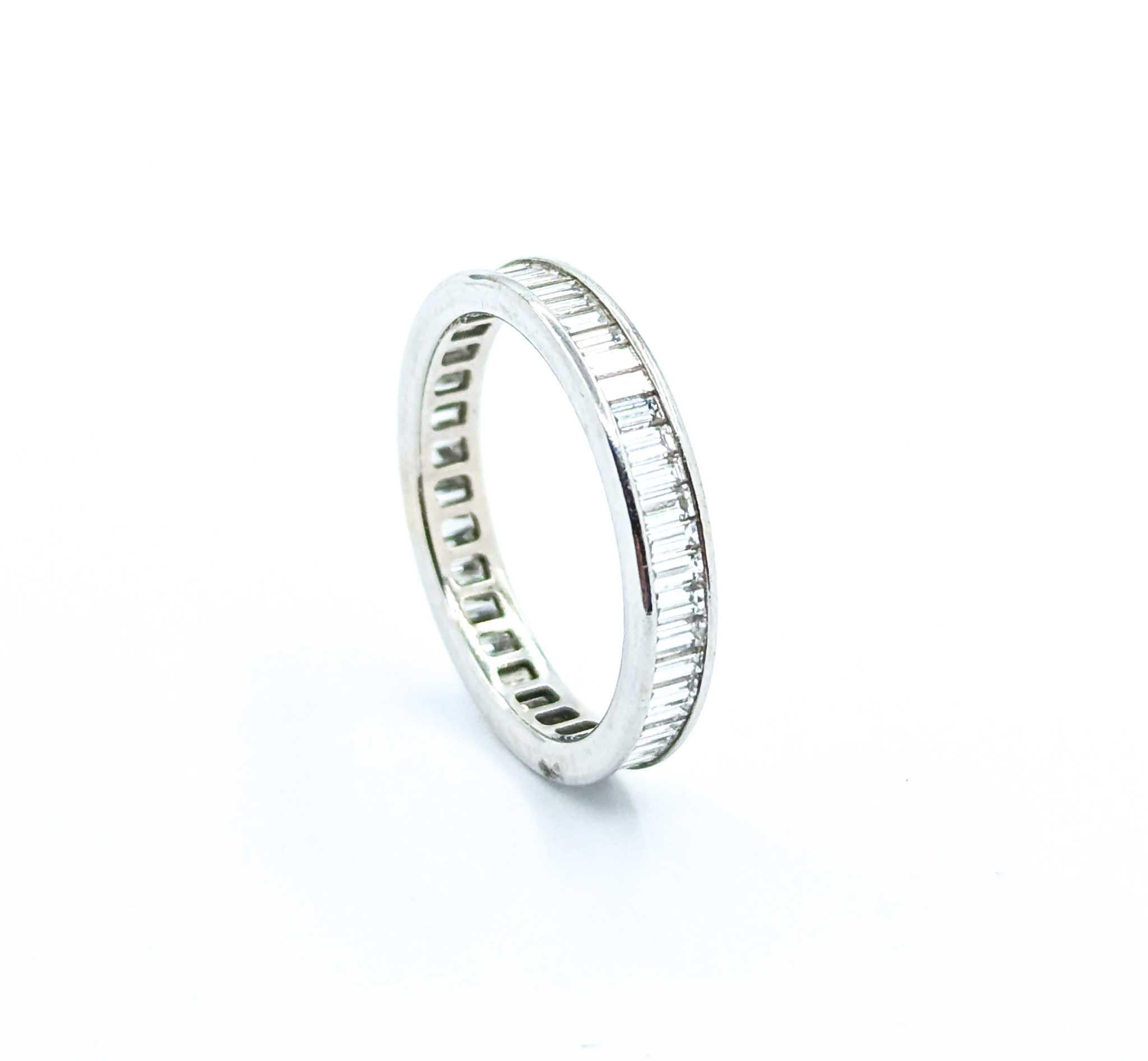Eleganter 14k Weißgold Brautmode Ewigkeitsring im Zustand „Hervorragend“ im Angebot in Bloomington, MN