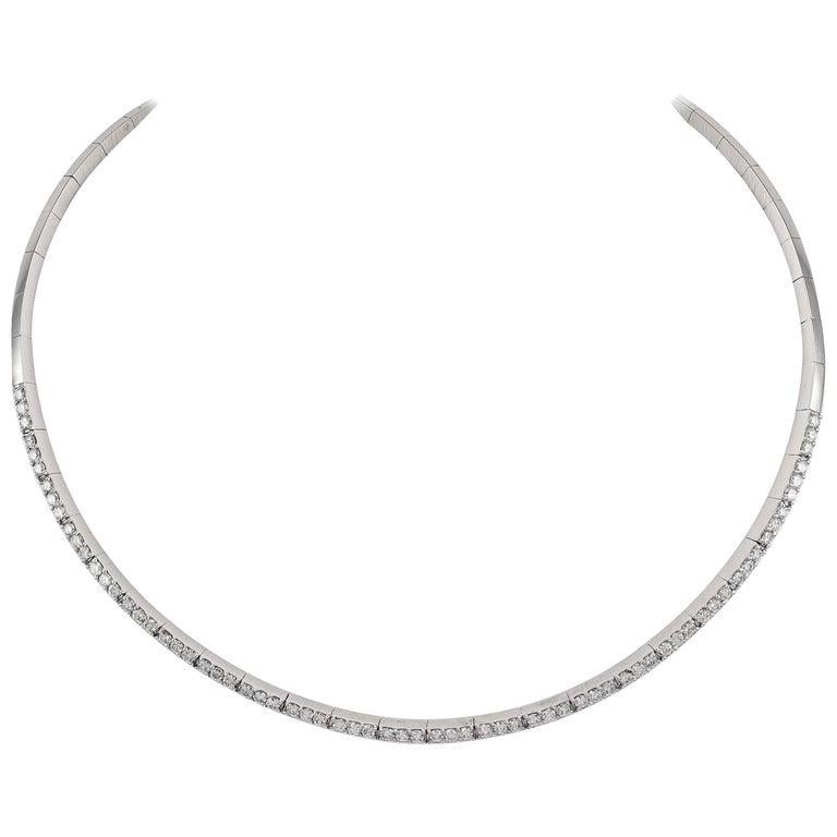 El lujo discreto se une al refinamiento atemporal en este impresionante collar gargantilla de la línea Riviere. Hecho a mano en oro blanco macizo de 14 quilates, este elegante collar está engastado con 4,01 quilates de diamantes brillantes redondos