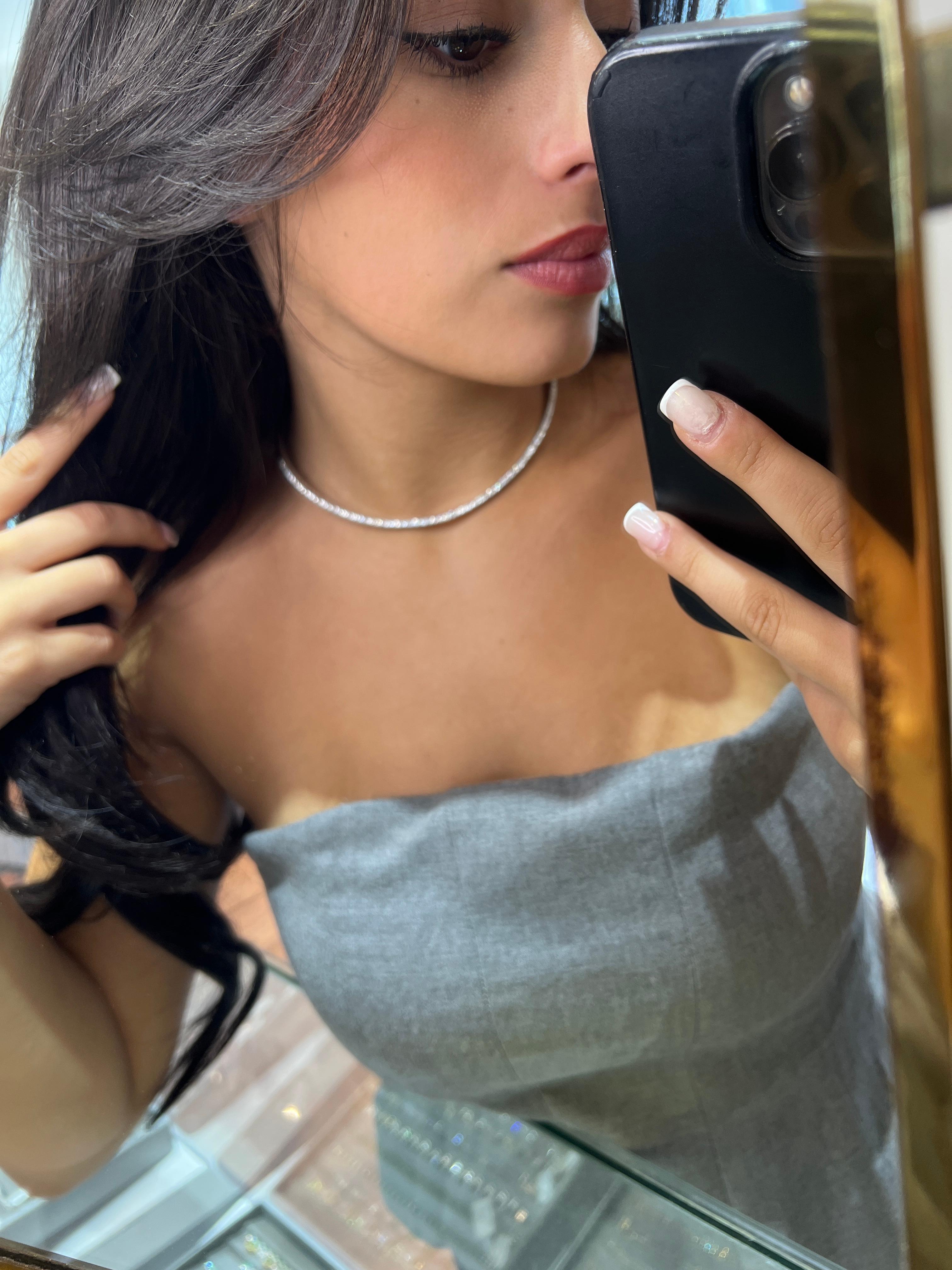 Donna Collana Eleg in oro bianco 14K con diamanti F. VS da 4,01 carati in vendita