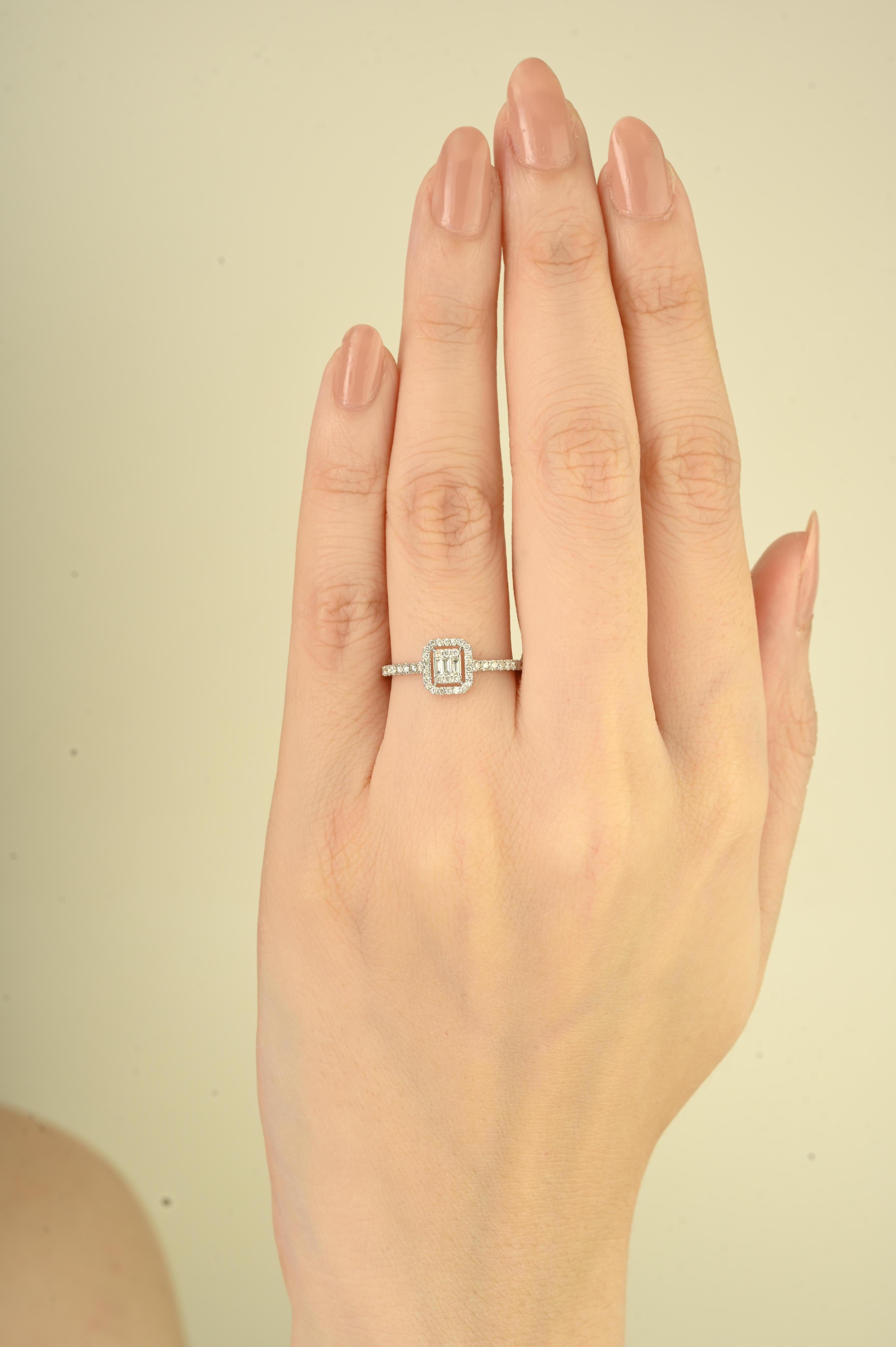 in vendita:  Eleganza dell'anello di fidanzamento con diamante a baguette e aureola rotonda in oro bianco 14K per lei 2
