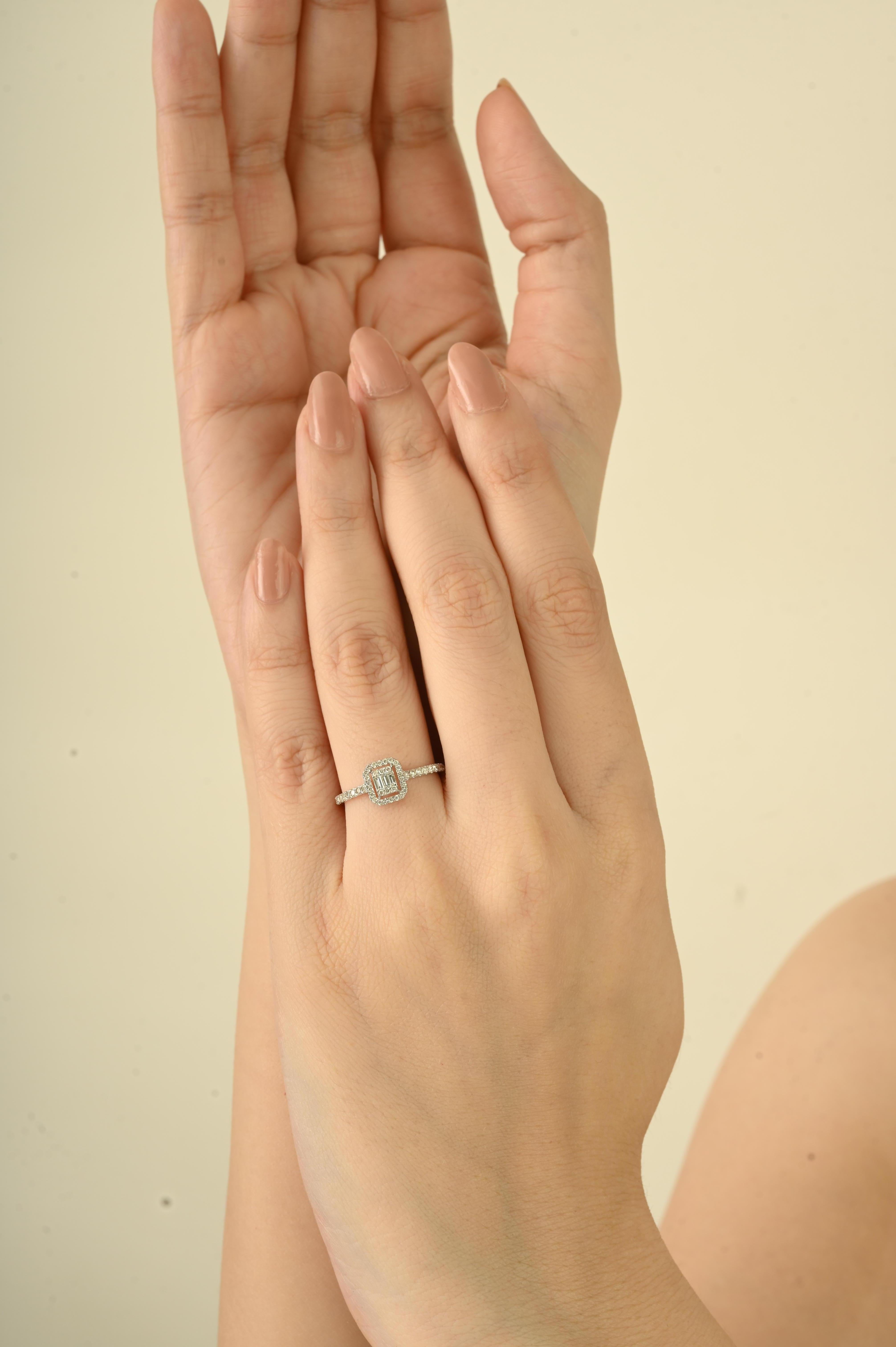 in vendita:  Eleganza dell'anello di fidanzamento con diamante a baguette e aureola rotonda in oro bianco 14K per lei 4