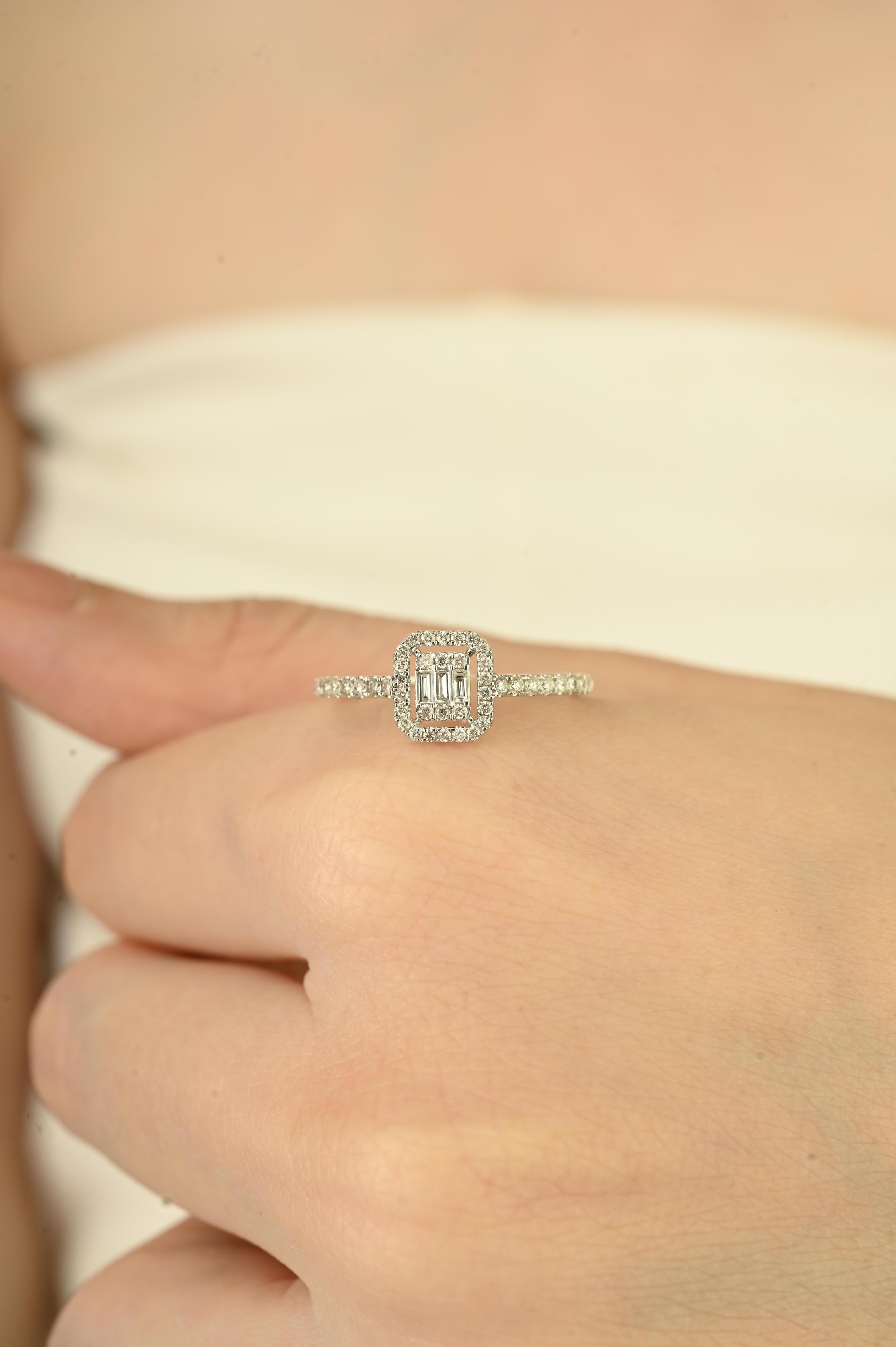 in vendita:  Eleganza dell'anello di fidanzamento con diamante a baguette e aureola rotonda in oro bianco 14K per lei 6