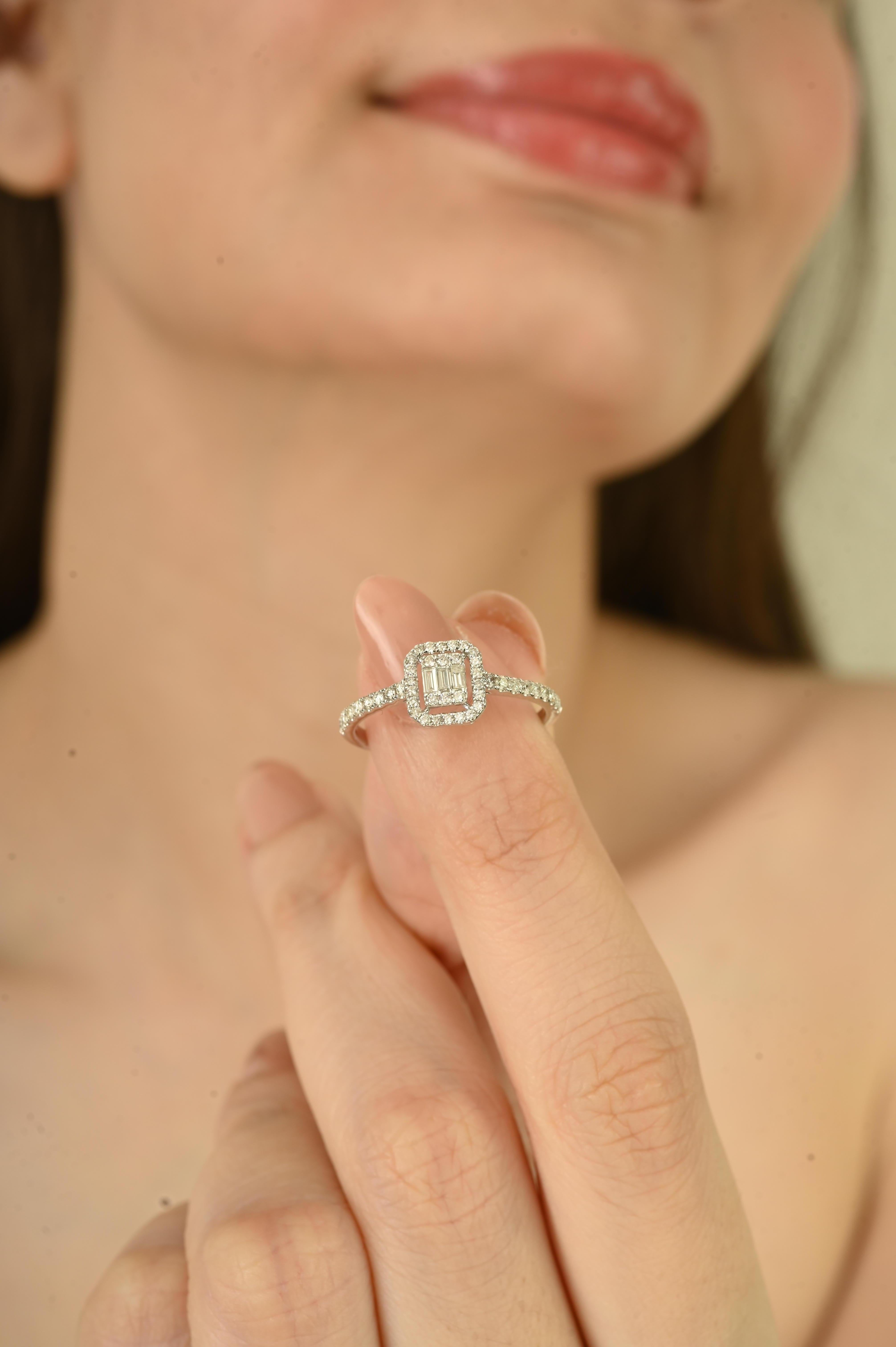 in vendita:  Eleganza dell'anello di fidanzamento con diamante a baguette e aureola rotonda in oro bianco 14K per lei 8