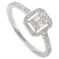 Eleganter 14K Weißgold Diamant Baguette und runder Halo Verlobungsring für Sie