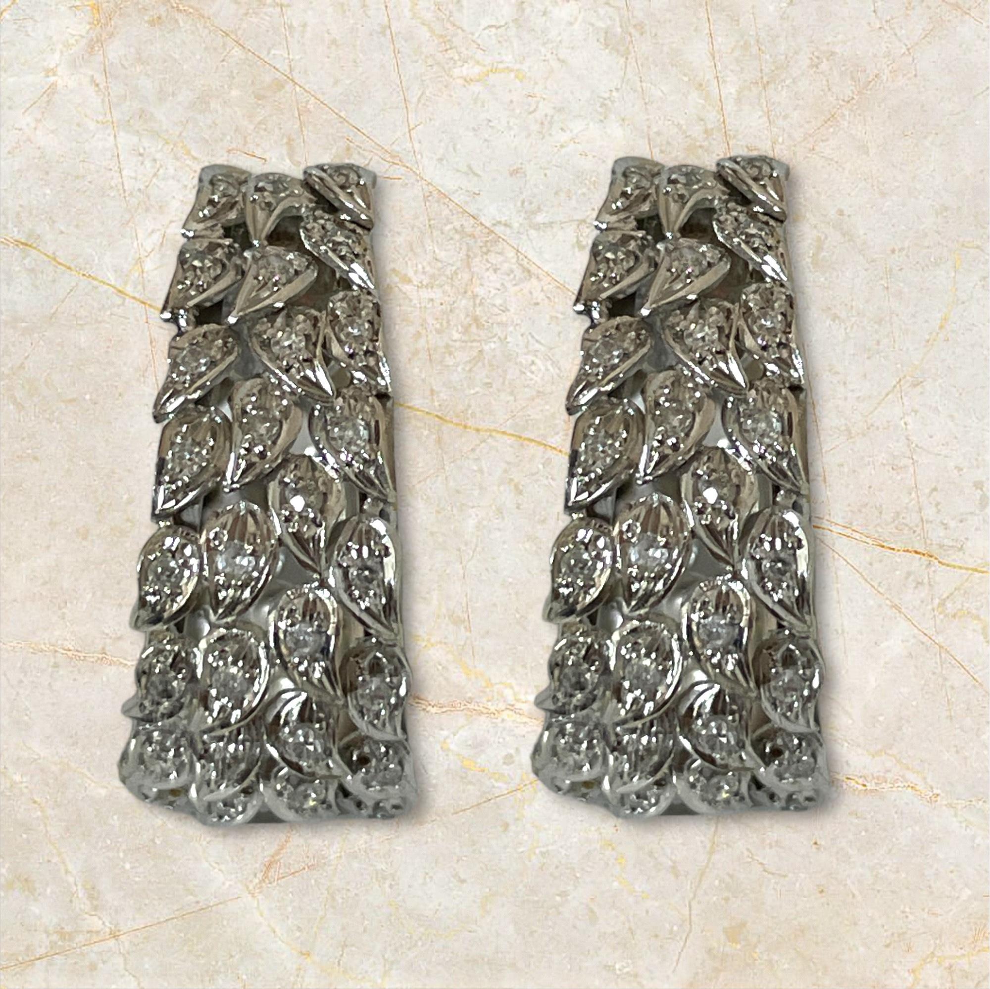 Diese Ohrringe aus 14-karätigem Weißgold mit zartem Blattdesign und schimmernden Diamanten verleihen Ihren Ohren die Eleganz der Natur. Diese perfekt für den Tag und die Nacht gefertigten Reifchen bieten eine Mischung aus Raffinesse und natürlicher