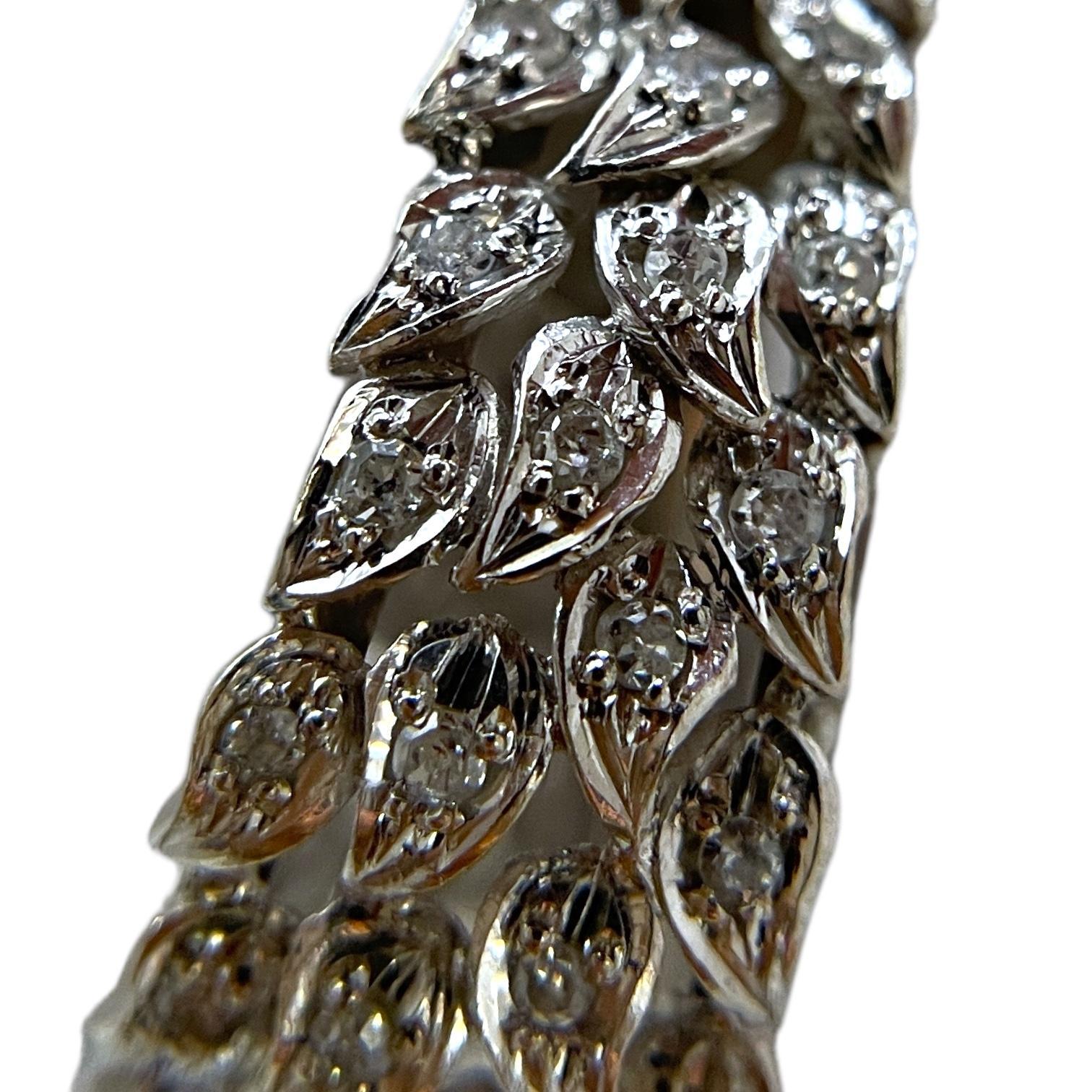 Elegante 14K Weißgold Diamant-Creolen-Ohrringe mit Blattdetails (Moderne) im Angebot