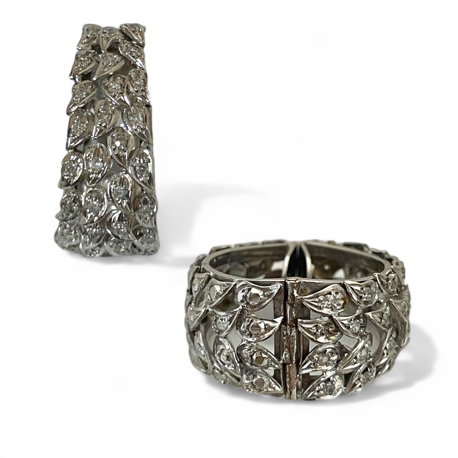 Elegante 14K Weißgold Diamant-Creolen-Ohrringe mit Blattdetails im Zustand „Hervorragend“ im Angebot in New York, NY