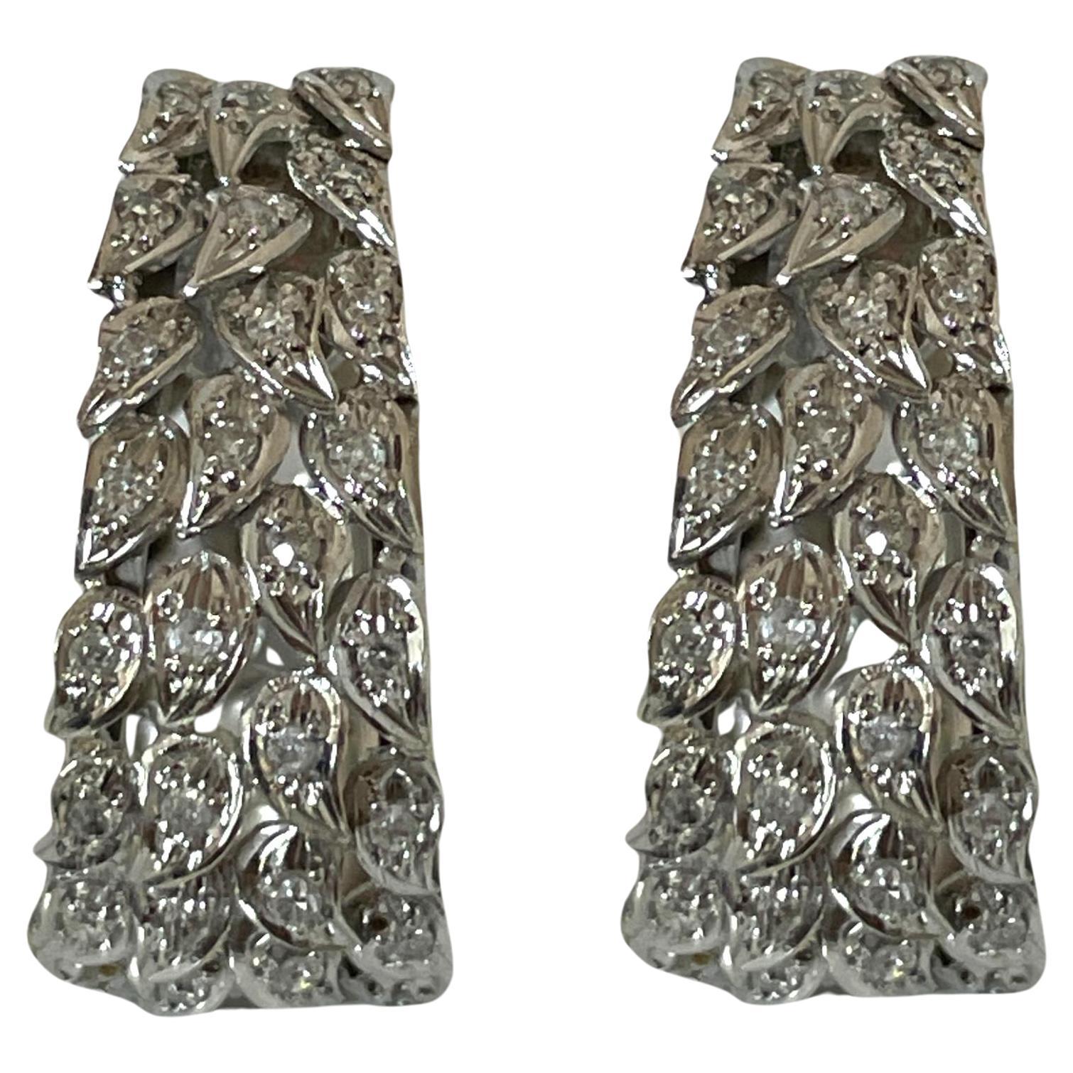 Créoles élégantes en or blanc 14 carats et diamants avec détails en forme de feuille