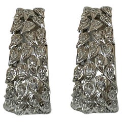 Elegantes Pendientes de aro de diamantes de oro blanco de 14 quilates con detalle de hojas