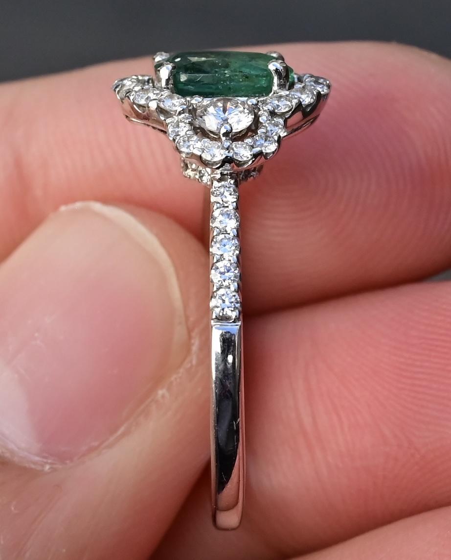 Elegant 14K White Gold Emerald & Diamond Ring 1 Ct Emerald Ring Size 8 IGI Cert In Good Condition In Media, PA
