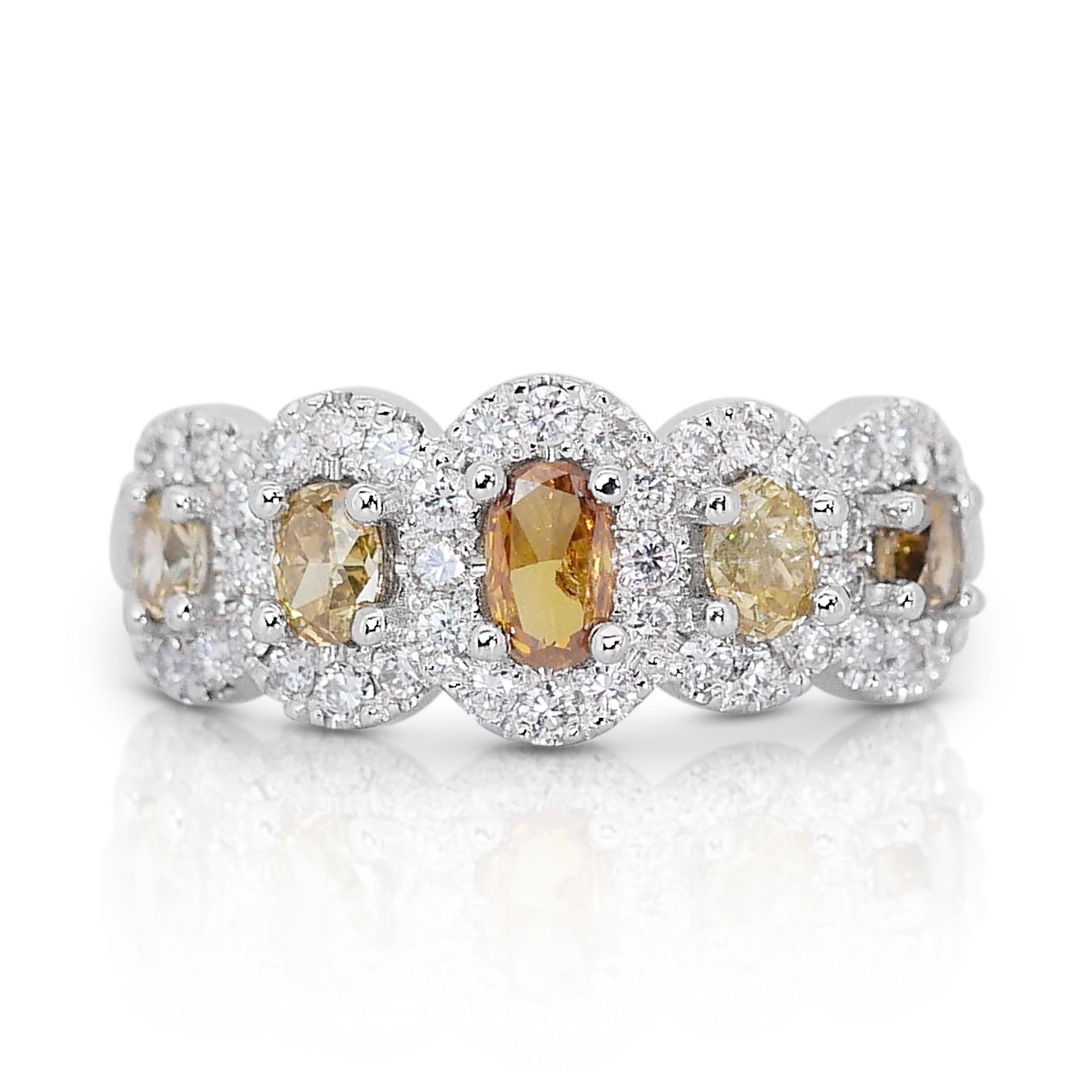 Elegant  Bague en or blanc 14 carats avec diamant de couleur fantaisie de 1,18 carat, certifié IGI

Cette bague en or blanc 14k de couleur fantaisie est une symphonie de couleurs et d'éclat, mettant en vedette une extraordinaire sélection de 5