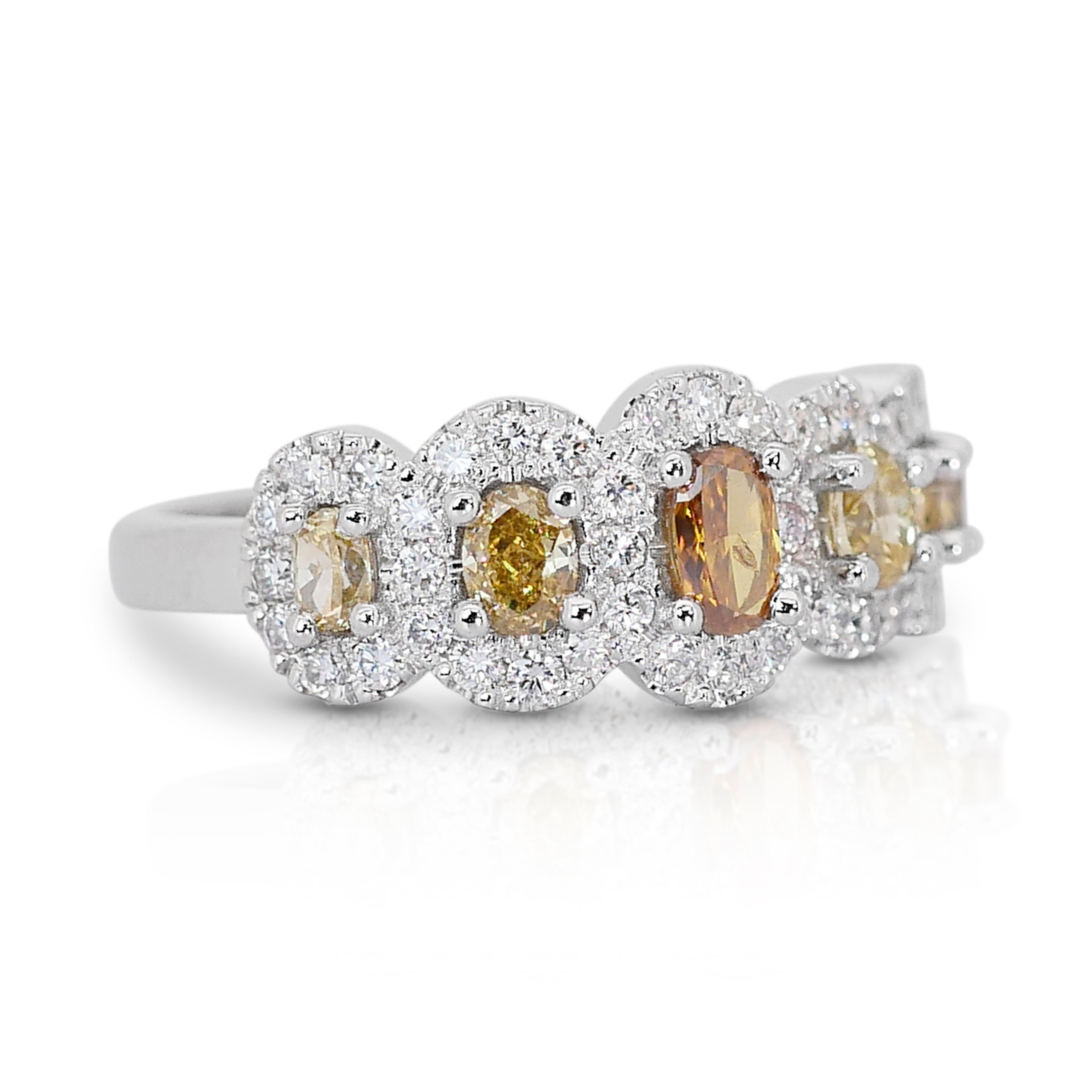 Taille ovale Elegant  Bague en or blanc 14 carats avec diamant de couleur fantaisie de 1,18 carat, certifié IGI en vente