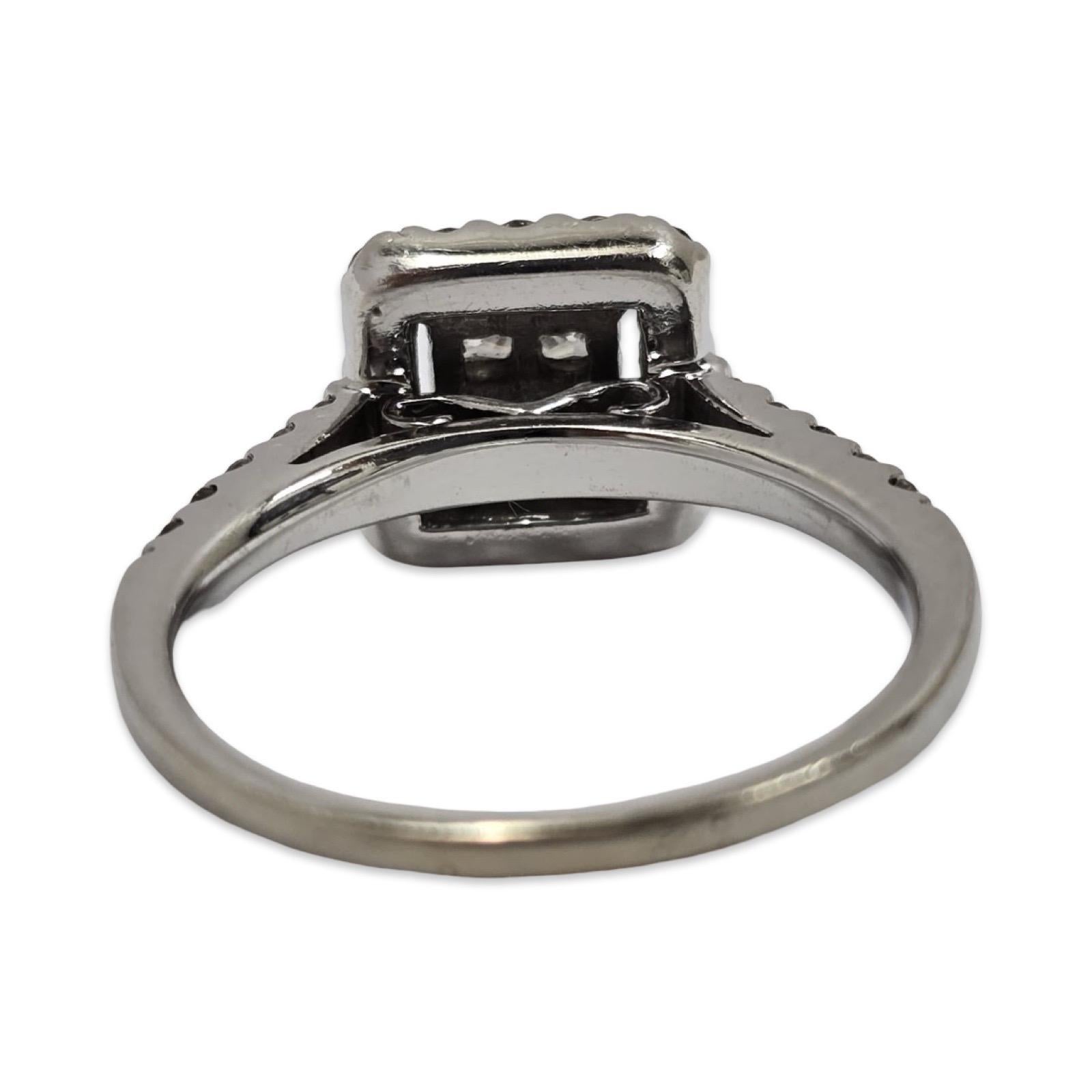 Elegant 14K White Gold Halo Ring with Princess & Round Diamonds – 1.01 tcw In Excellent Condition For Sale In Miami, FL