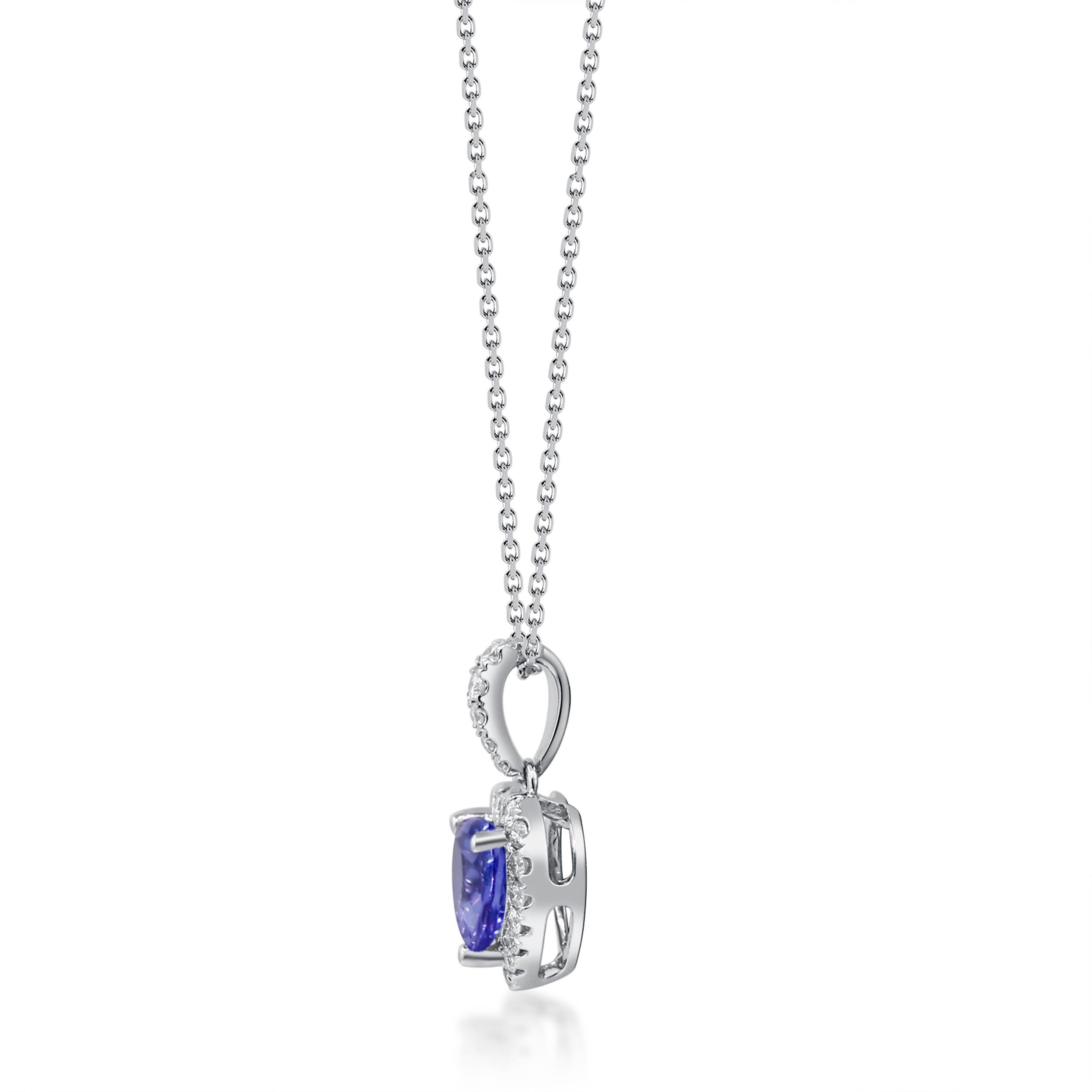 Scopri un'eleganza senza tempo con questo splendido ciondolo in oro bianco 14K, con al centro una bellissima tanzanite a forma di cuore da 0,9 carati, circondata da diamanti scintillanti. La ricca tonalità blu-viola della tanzanite è perfettamente