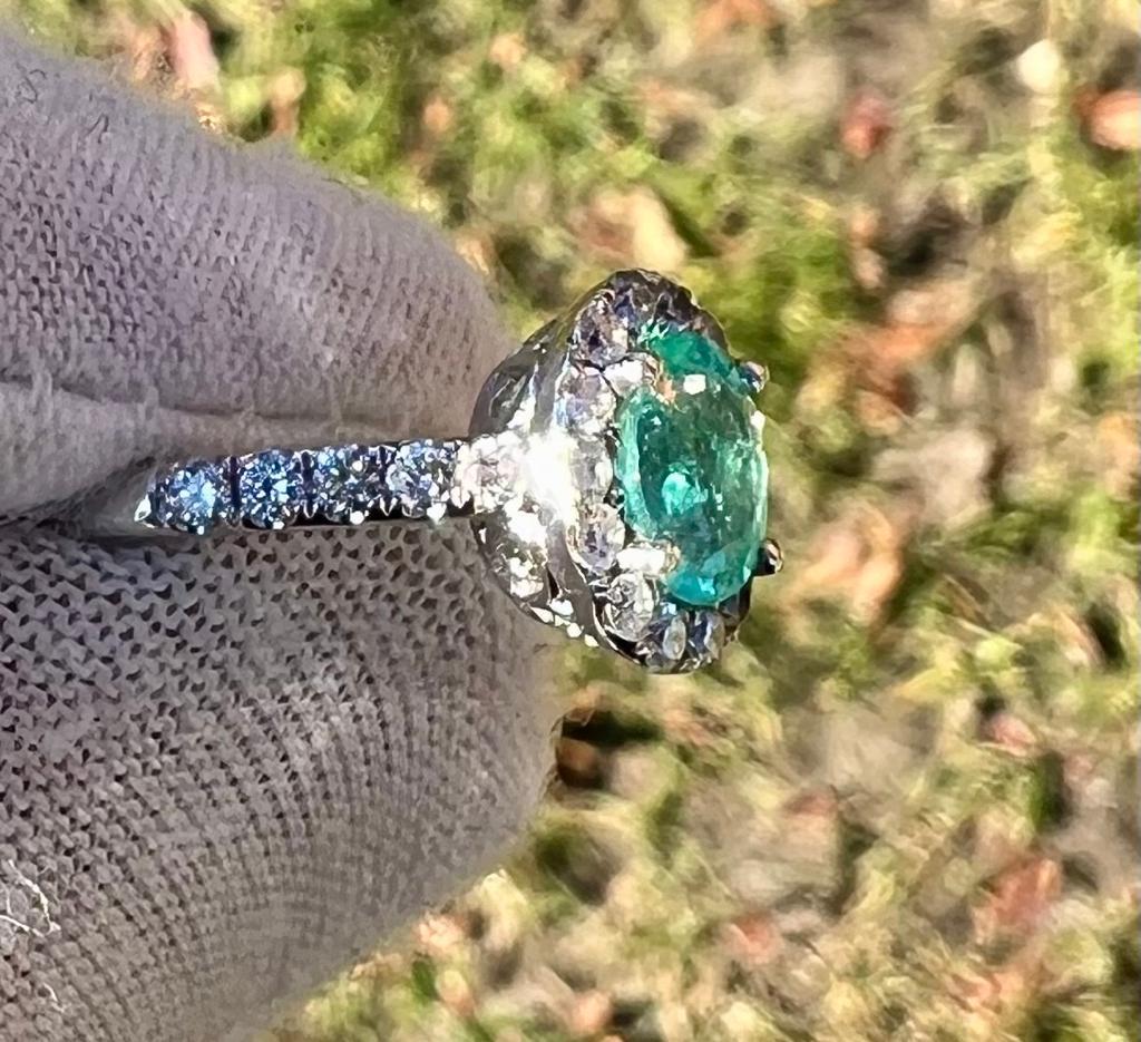 For Sale:  Elegant 14k White Gold Paraiba Tourmaline Ring with Oval 0.89ct Natural Gemstone 6