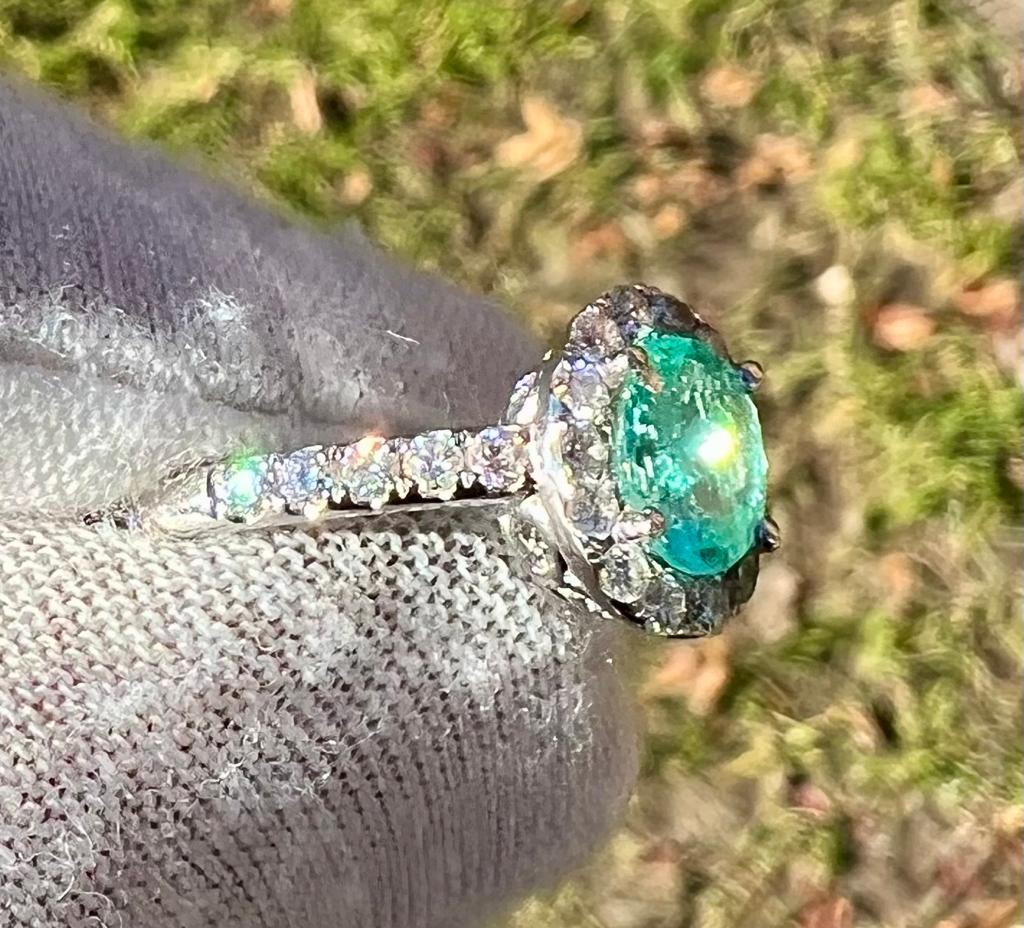 For Sale:  Elegant 14k White Gold Paraiba Tourmaline Ring with Oval 0.89ct Natural Gemstone 7