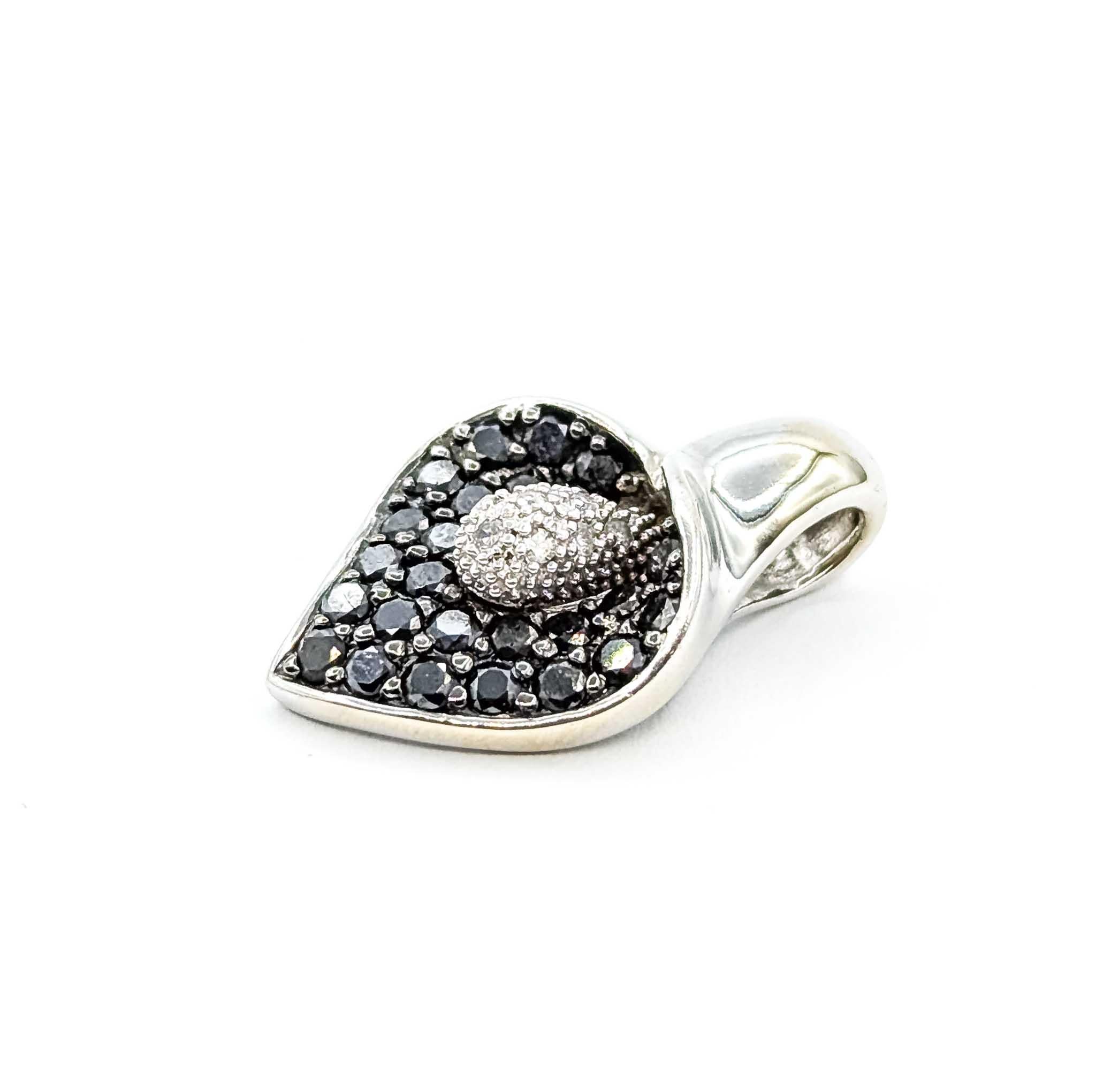 Eleganter 14k Weißgold-Anhänger mit Diamanten (Zeitgenössisch) im Angebot