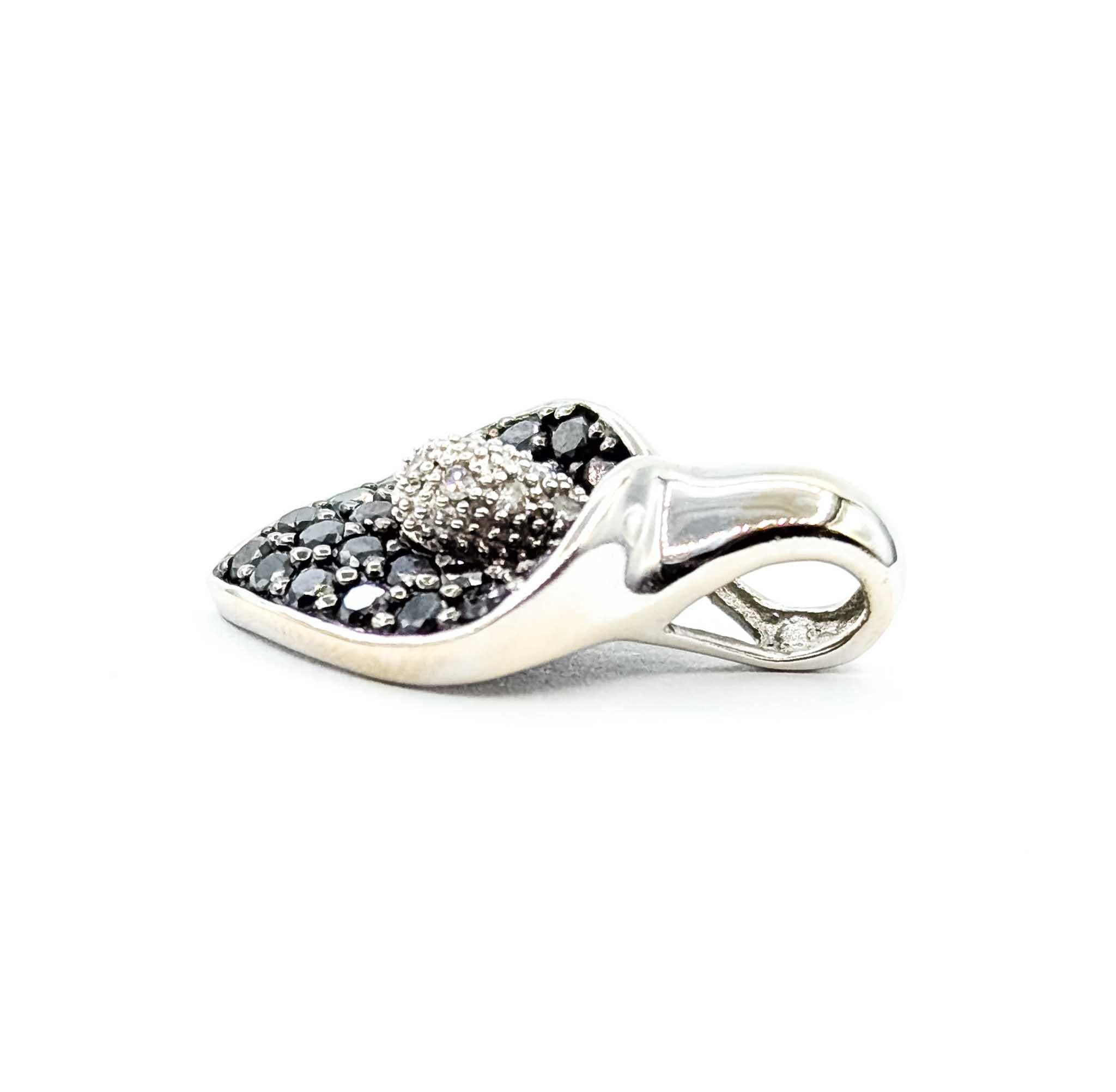 Eleganter 14k Weißgold-Anhänger mit Diamanten im Zustand „Hervorragend“ im Angebot in Bloomington, MN