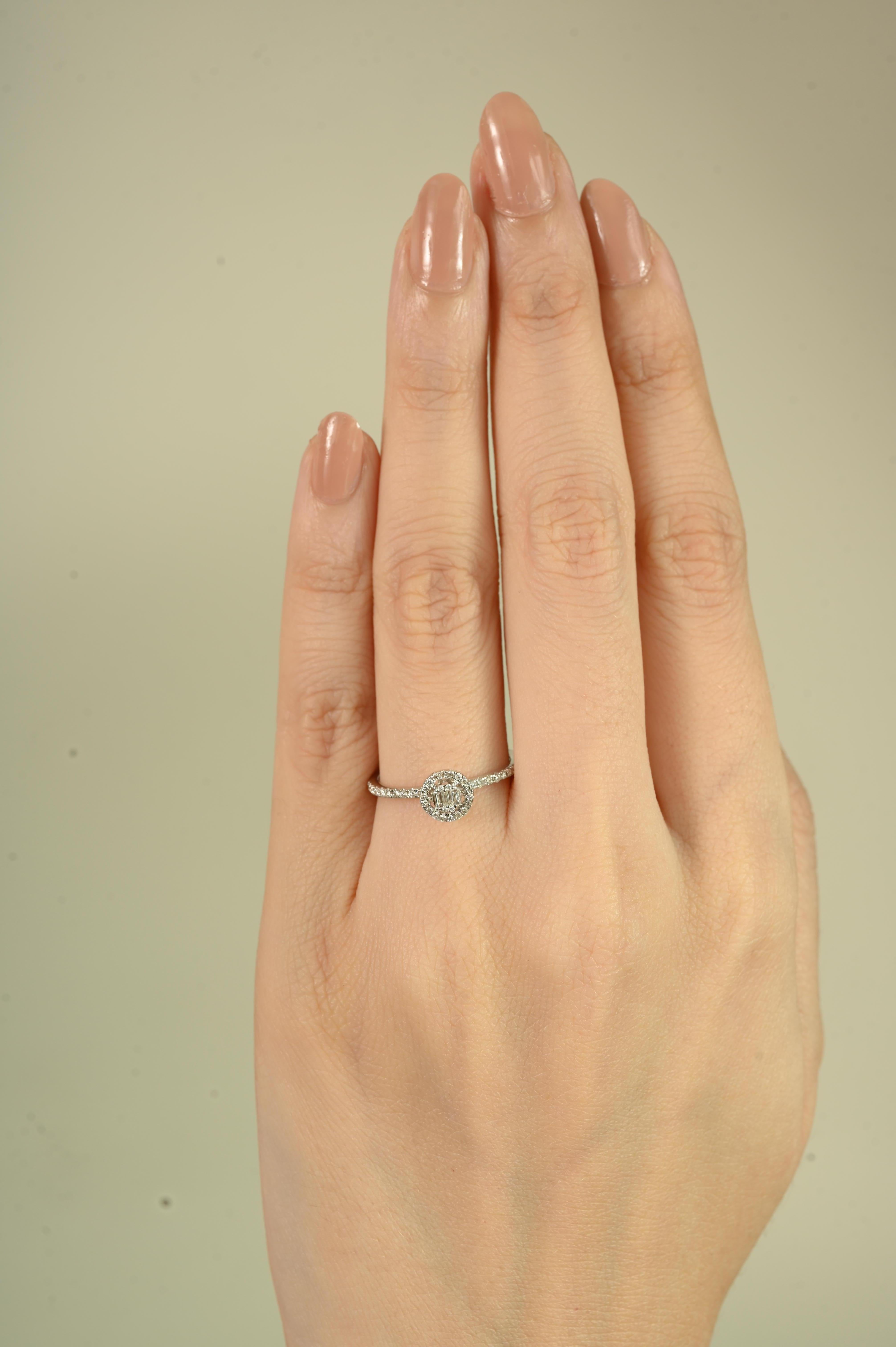 in vendita:  Eleganza dell'anello di fidanzamento aureolato con diamante rotondo in oro bianco 14k Regalo di Natale per lei 2