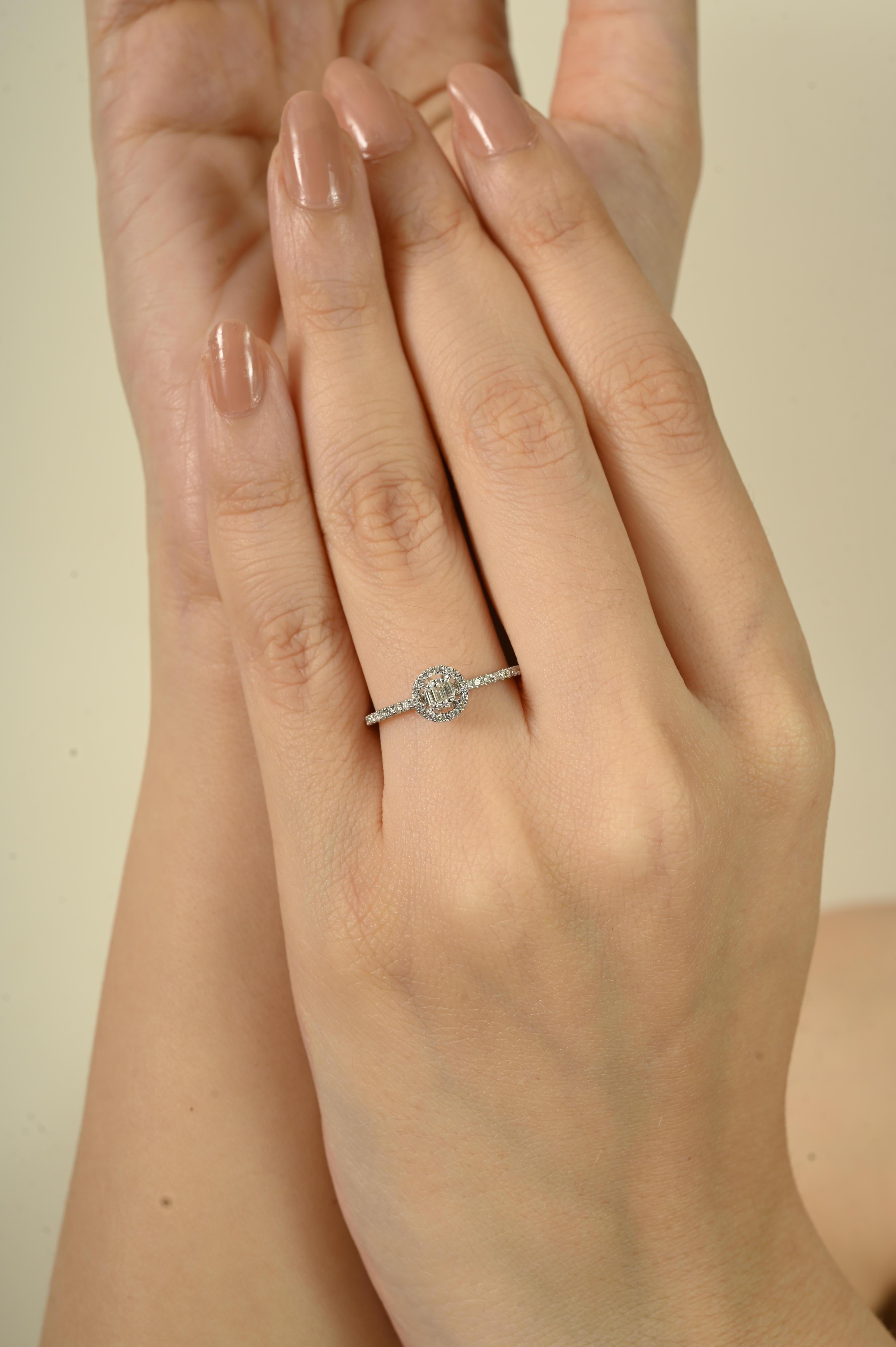 in vendita:  Eleganza dell'anello di fidanzamento aureolato con diamante rotondo in oro bianco 14k Regalo di Natale per lei 4
