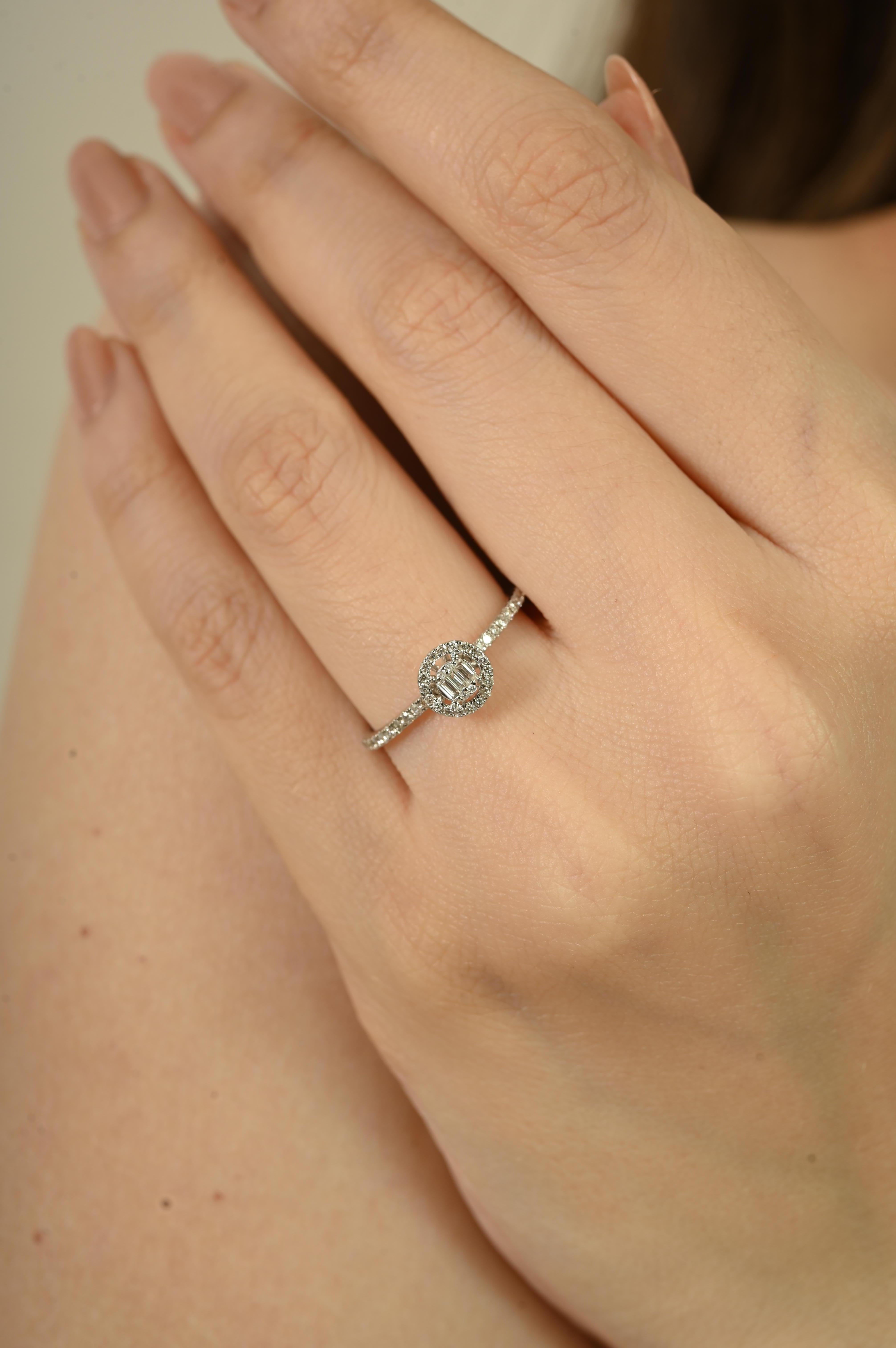 in vendita:  Eleganza dell'anello di fidanzamento aureolato con diamante rotondo in oro bianco 14k Regalo di Natale per lei 6