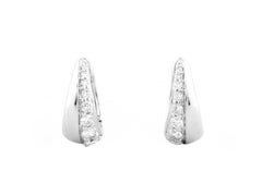 Eleganti orecchini huggie affusolati in oro bianco 14KT con dettagli in diamanti