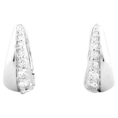 Eleganti orecchini huggie affusolati in oro bianco 14KT con dettagli in diamanti